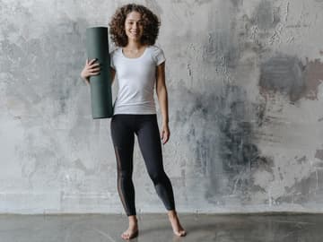 Straffer-Bauch-mit-Wand-Pilates-Die-3-besten-bungen