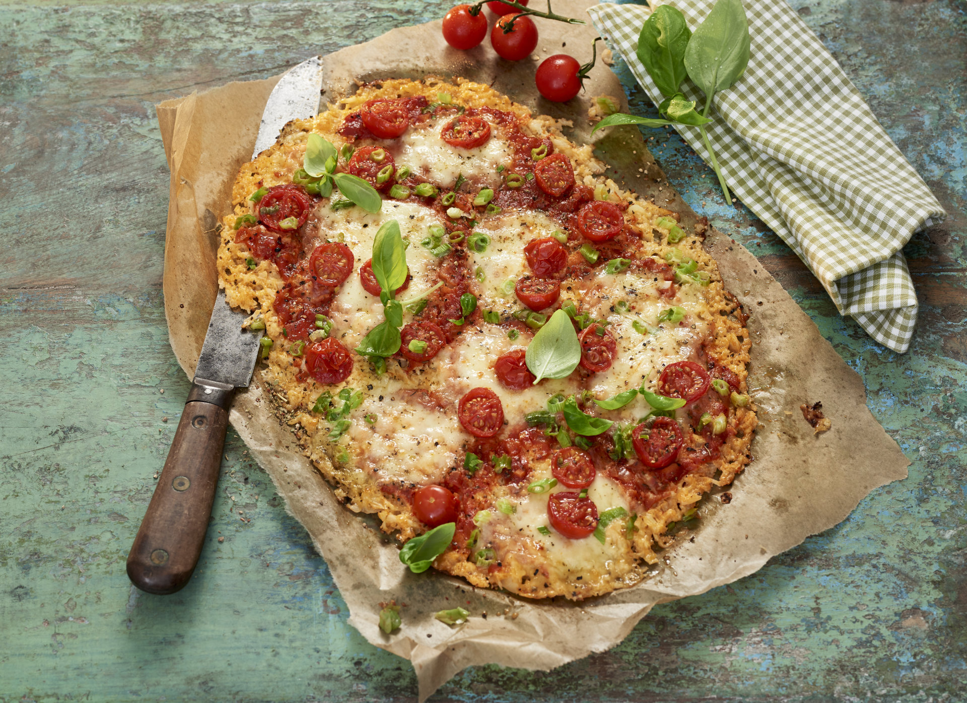 Low Carb Pizza mit Blumenkohl: Knuspriger Boden, himmlisch-saftiger Belag