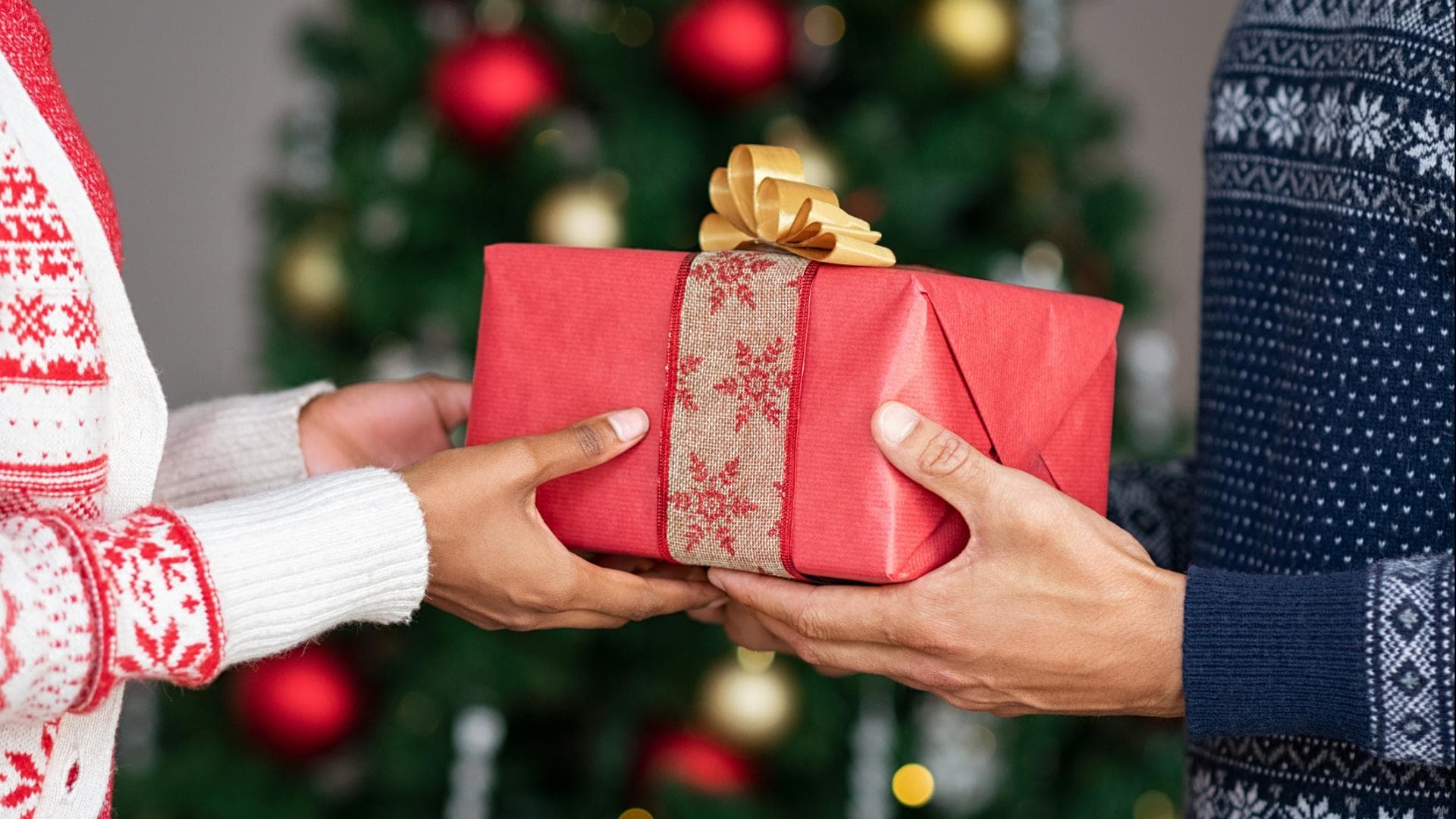 Geschenke überreichen an Weihnachten