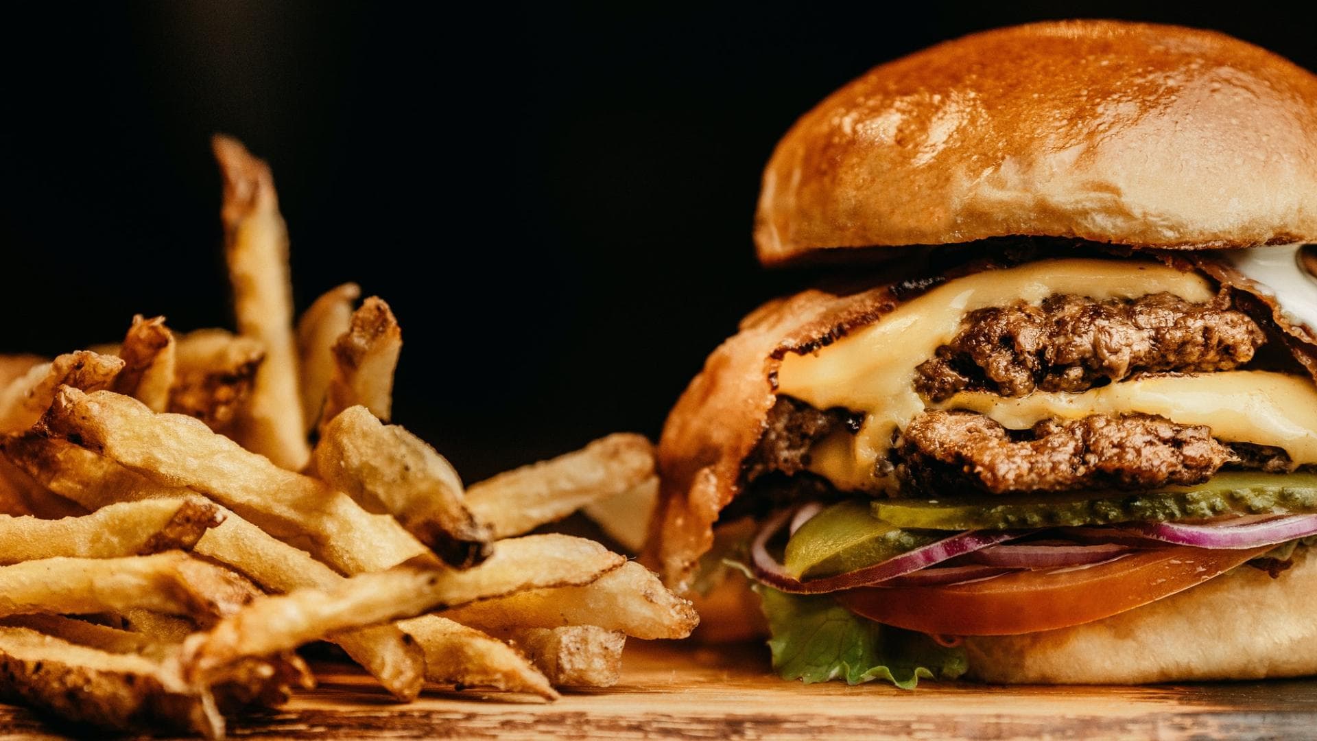 Salziges Fast Food: Cheeseburger und Pommes Salziges Fast Food schadet Ihrem Darm mehr als Sie denken
