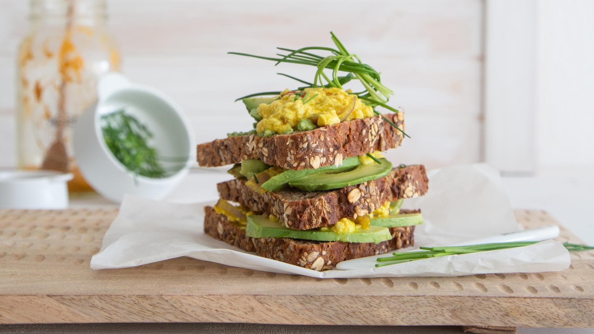 Vollkornbrot mit Avocado und Rührei