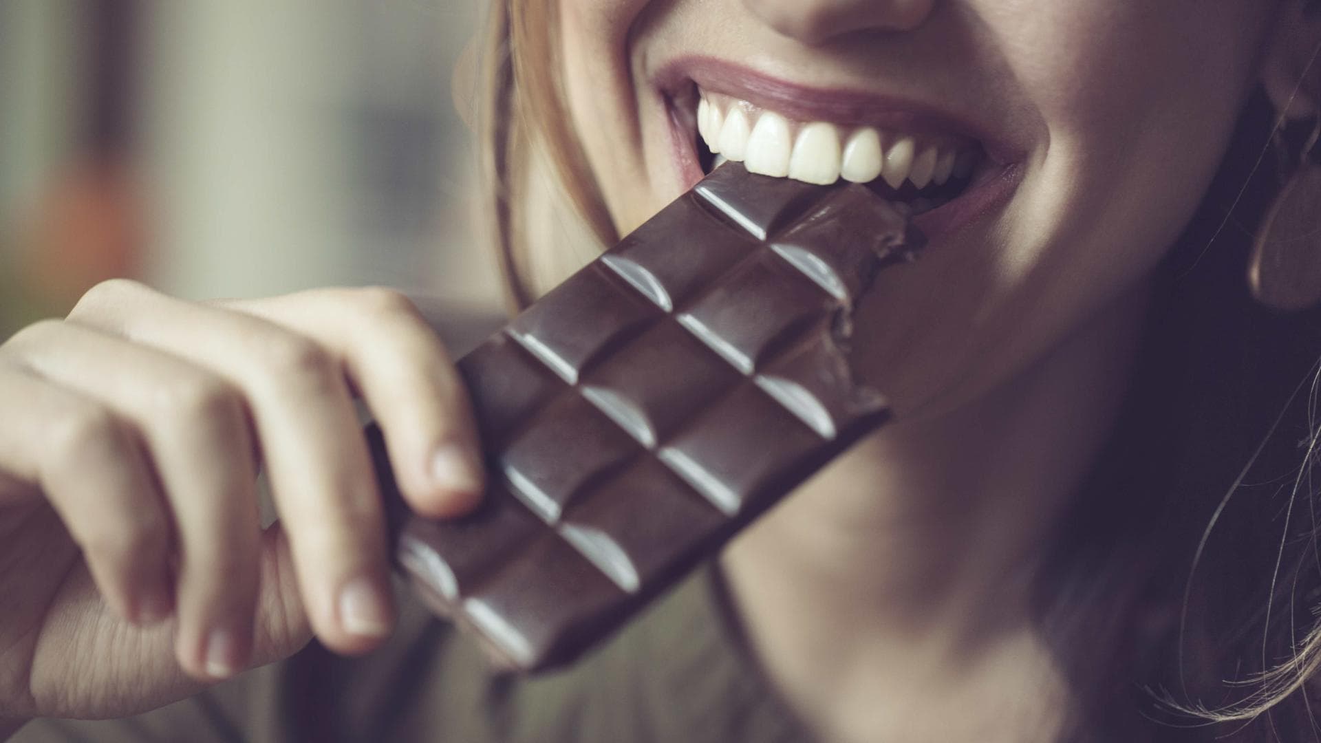 Frau isst Schokolade