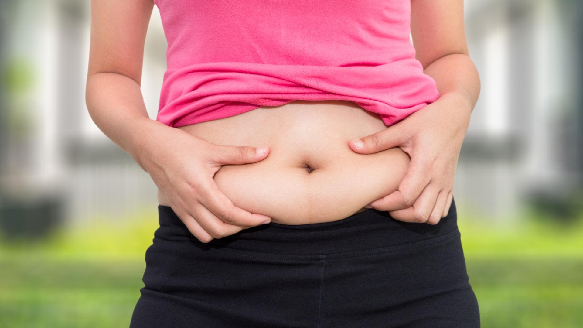 Speckfalte am Bauch einer Frau