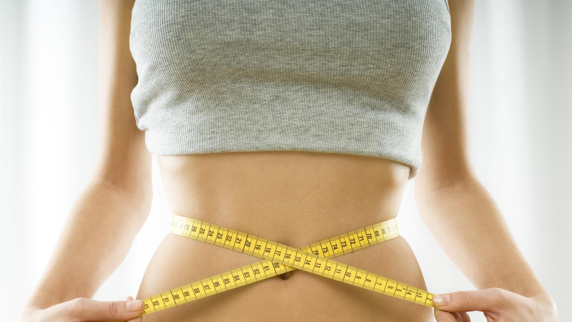 Frau mit Massband um die Taille