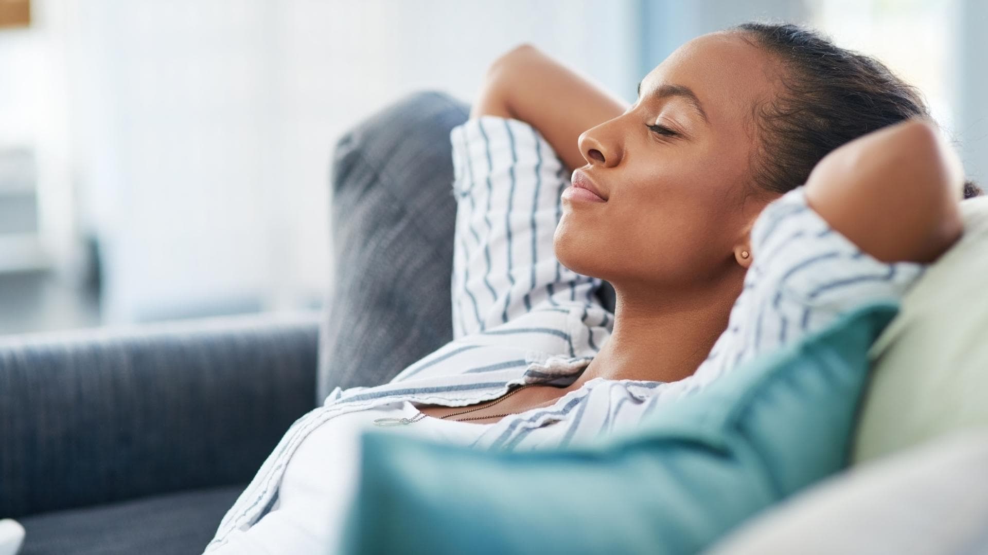 Frau macht Mittagsschlaf Mittagsschlaf auf dem Sofa
