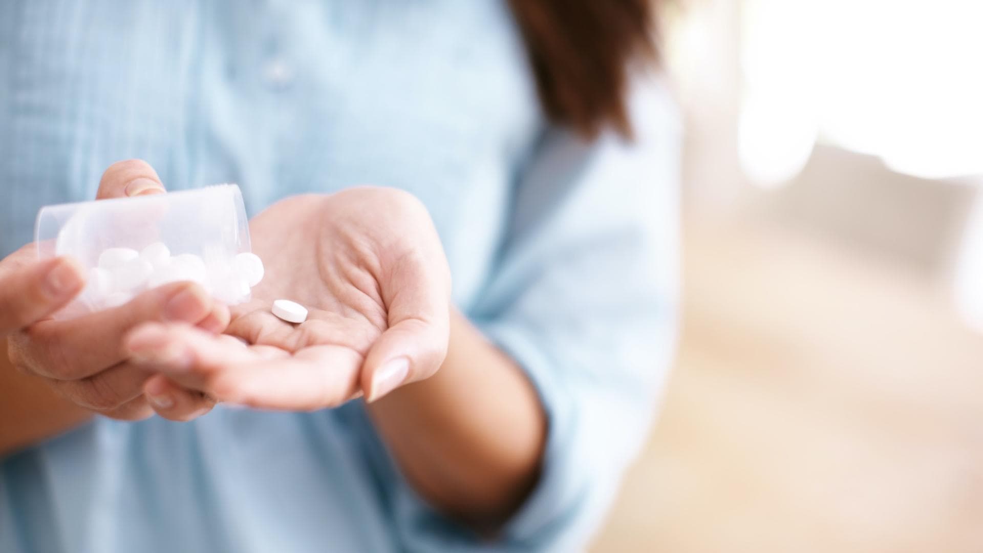Entzündungshemmende Medikamente, wie Ibuprofen oder Naproxen, können die Entzündung reduzieren.