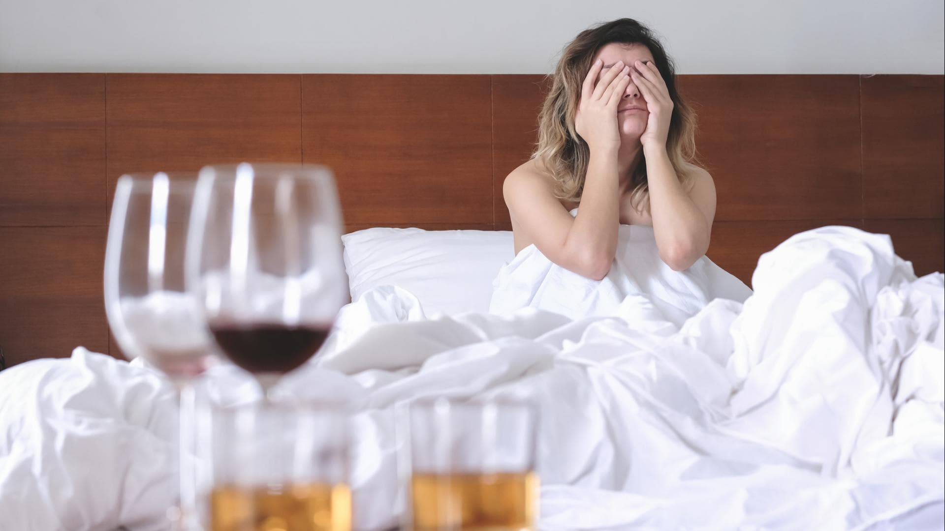 In den Vierzigern zeigen sich die ersten Alkoholschäden im Gesicht.
