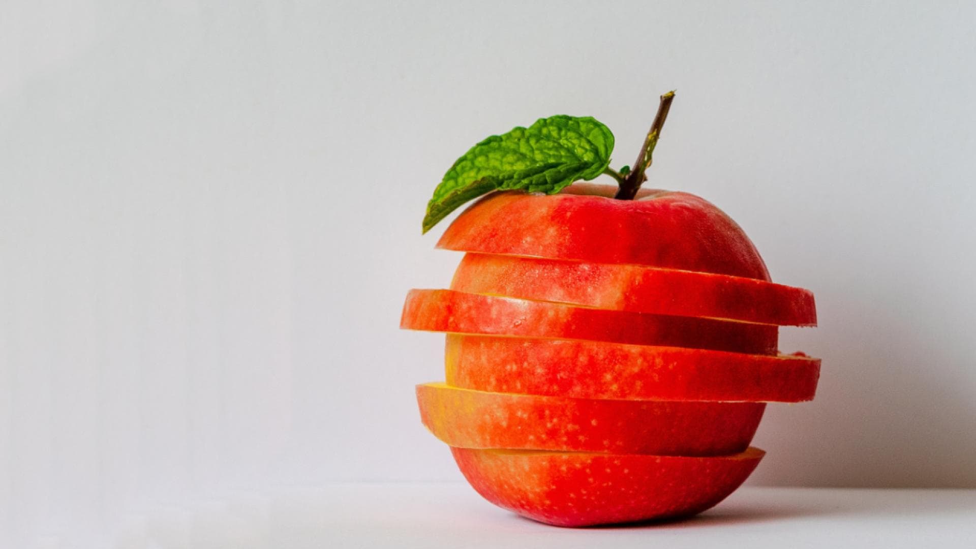 Der Apfel liegt mit 54 kcal auf 100 Gramm im Mittelfeld.