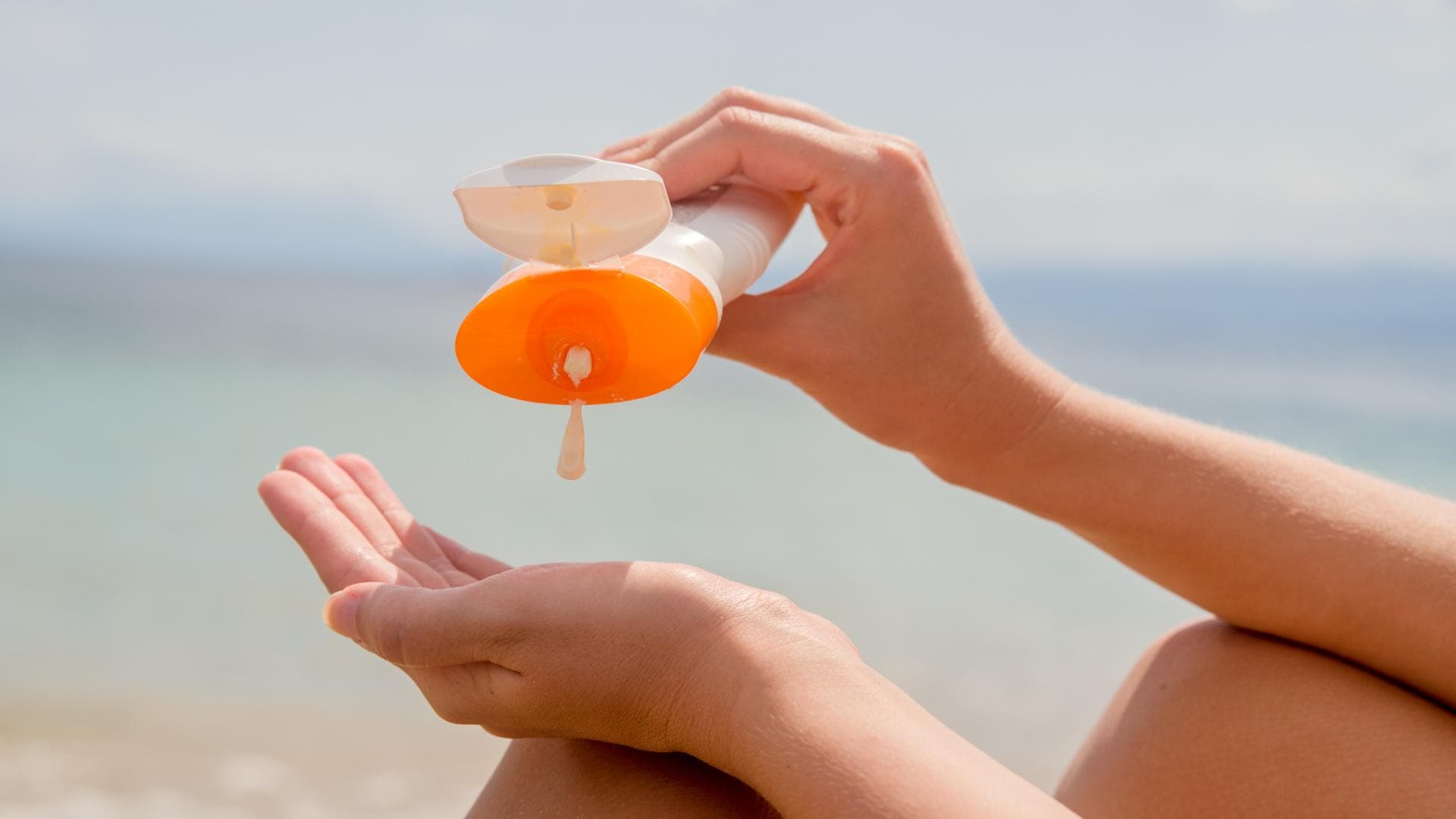 Frau mit Sonnencreme