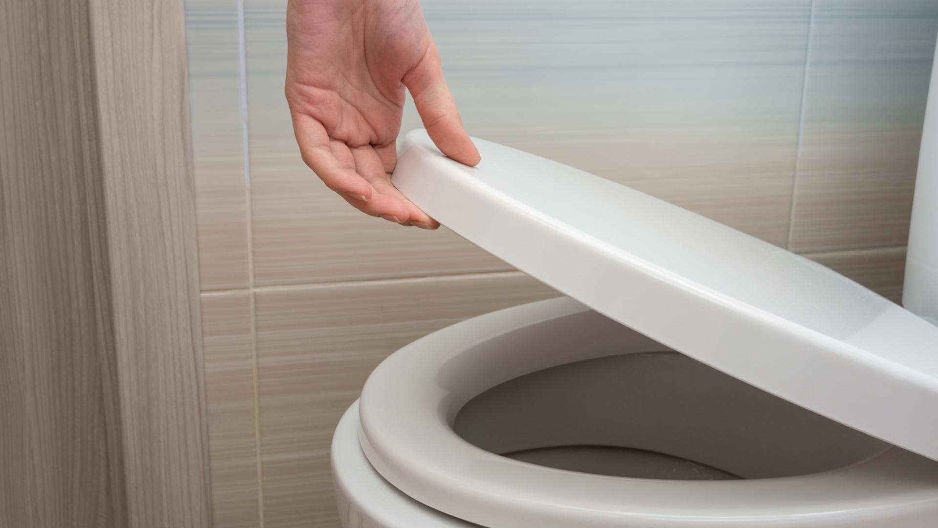 Hand am Toilettendeckel