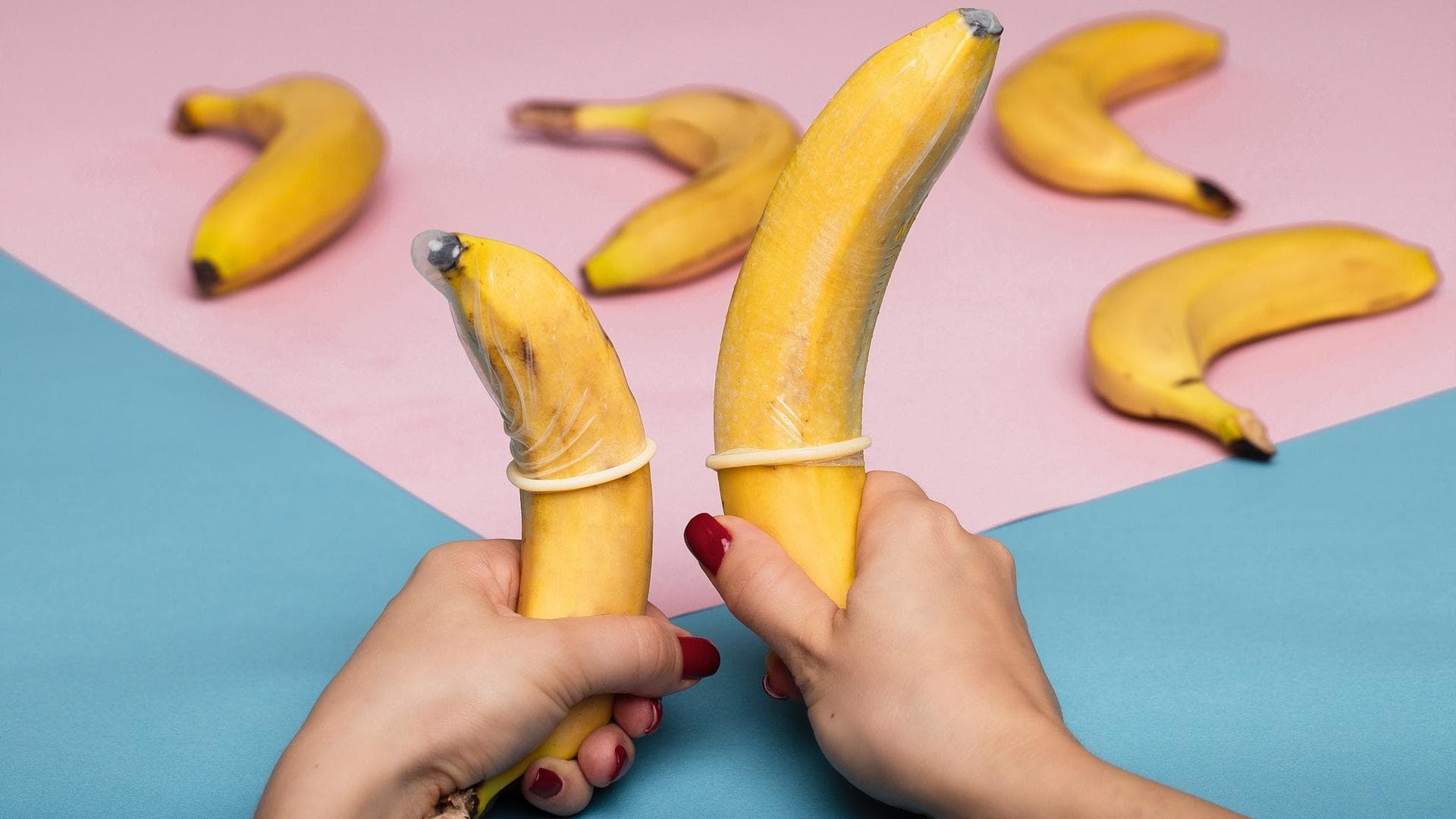 Zwei Bananen mit Kondomen