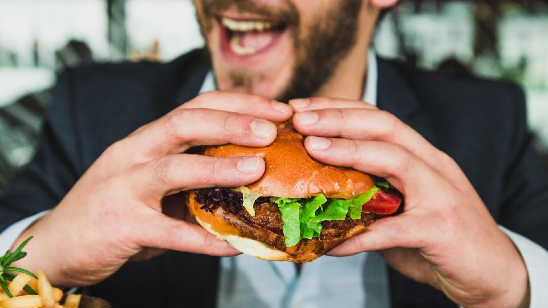 Mann isst Burger