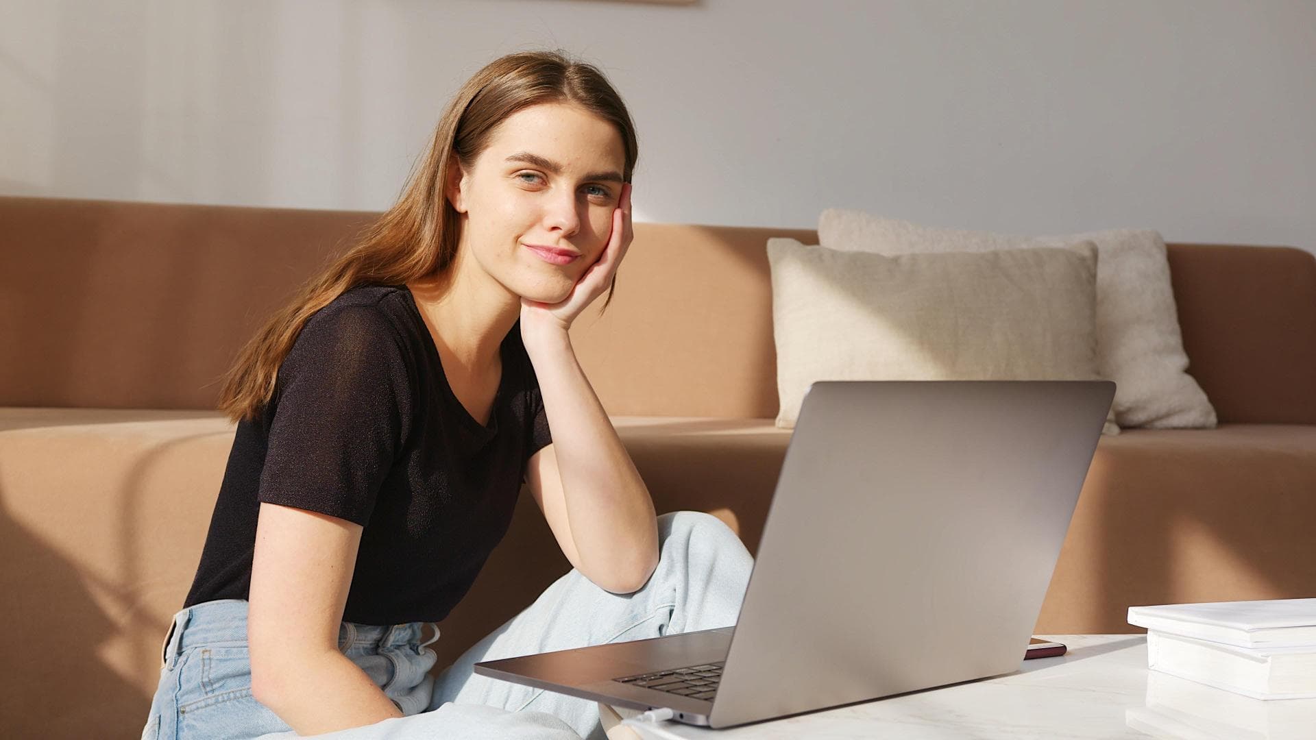 Frau arbeitet am PC