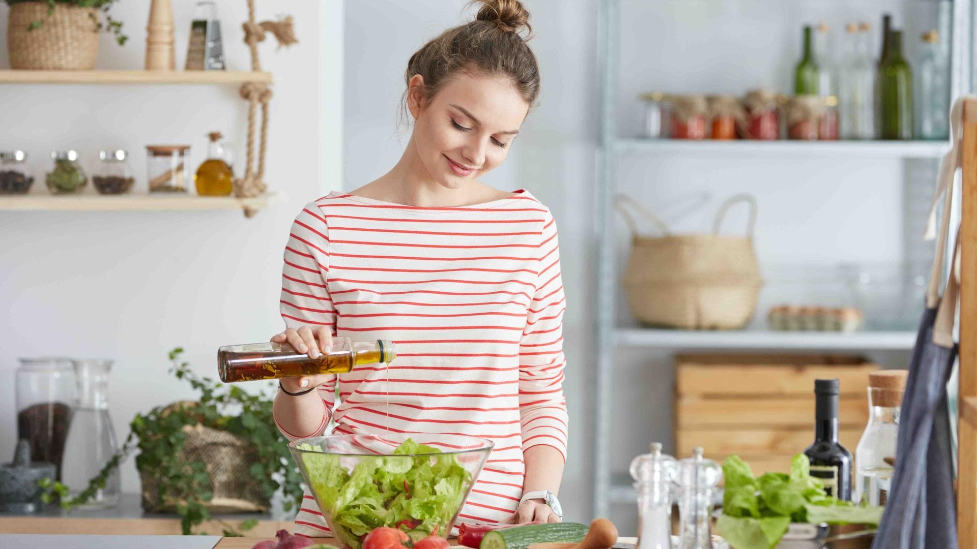 Frau macht Salat
