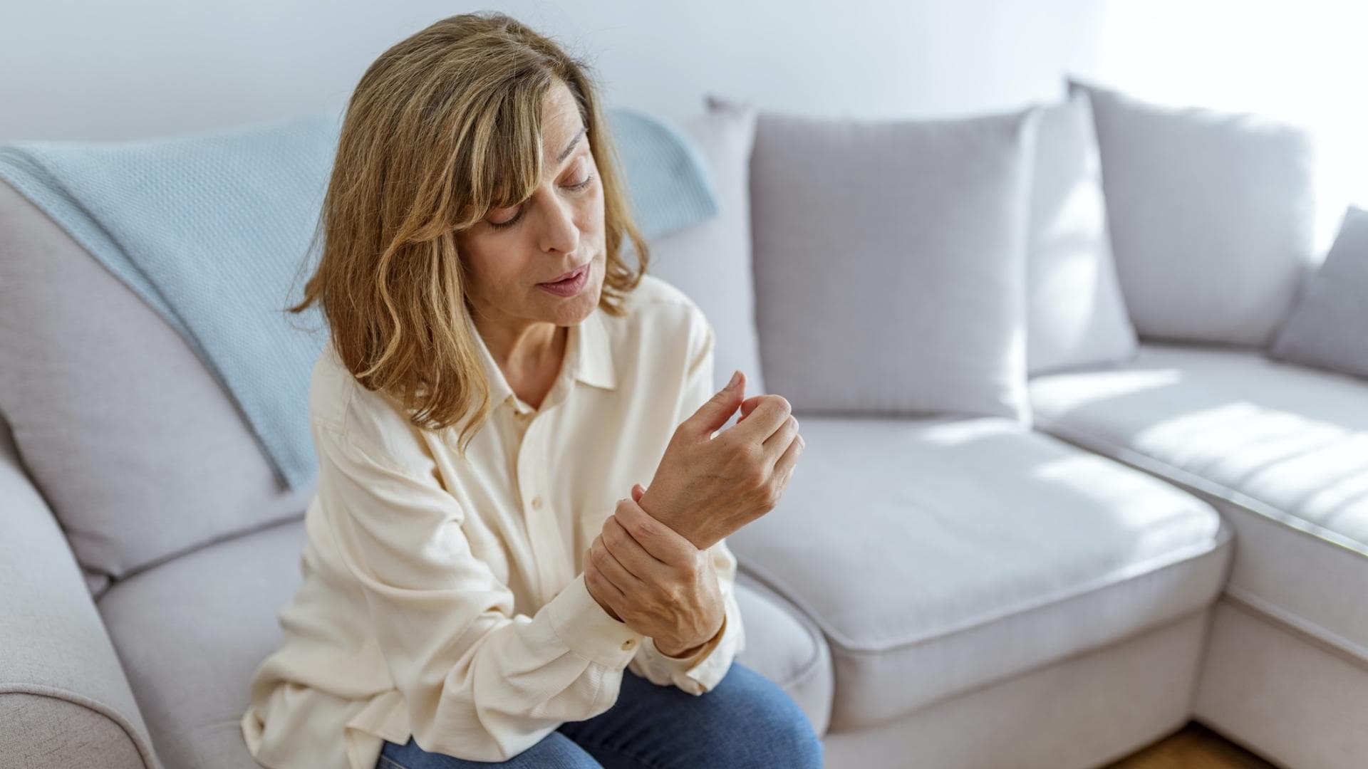 Auch Gelenkschmerzen sind ein häufiges Symptom, das Frauen während der Wechseljahre erleben können.