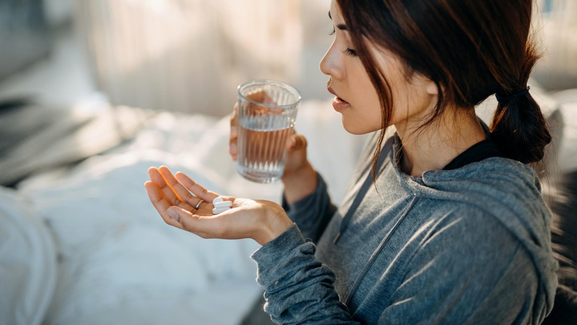 Frau nimmt Tabletten ein Frau nimmt Tabletten ein