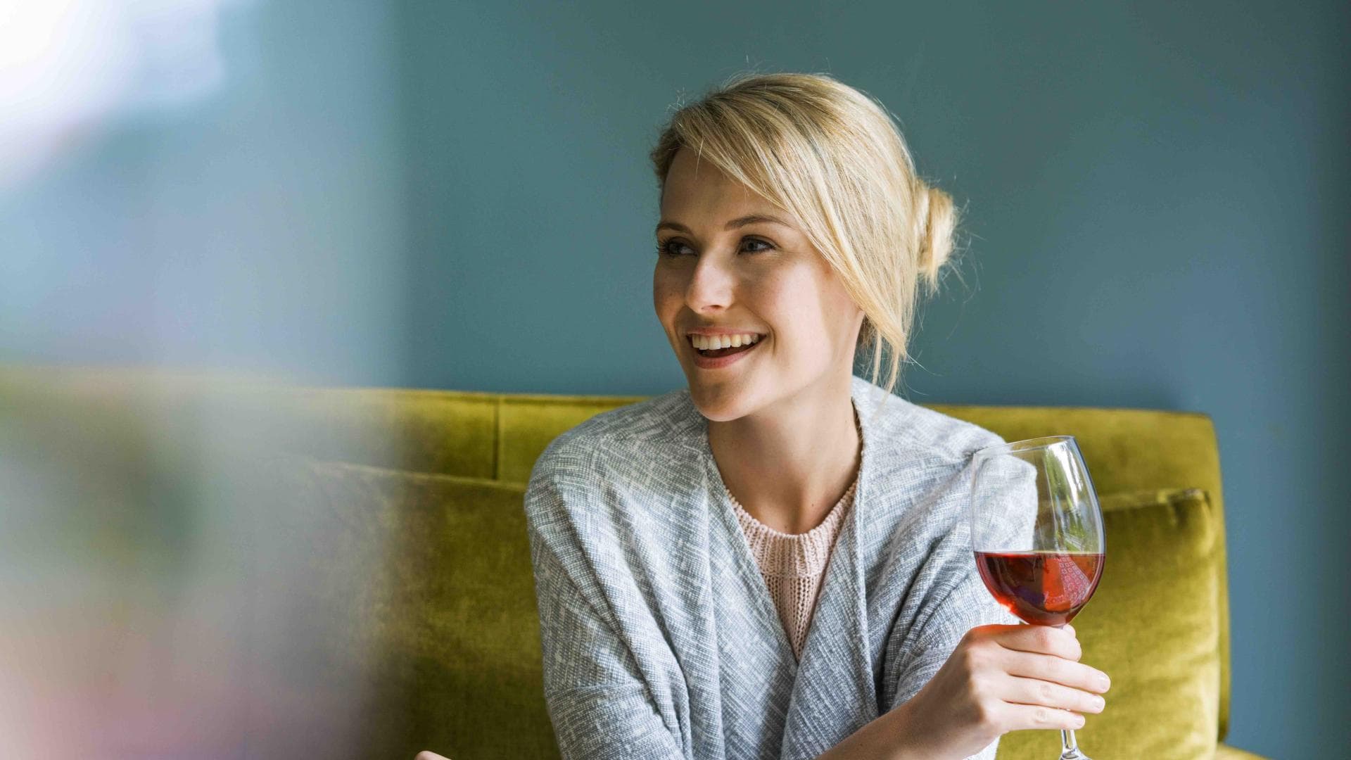 Frau trinkt Rotwein