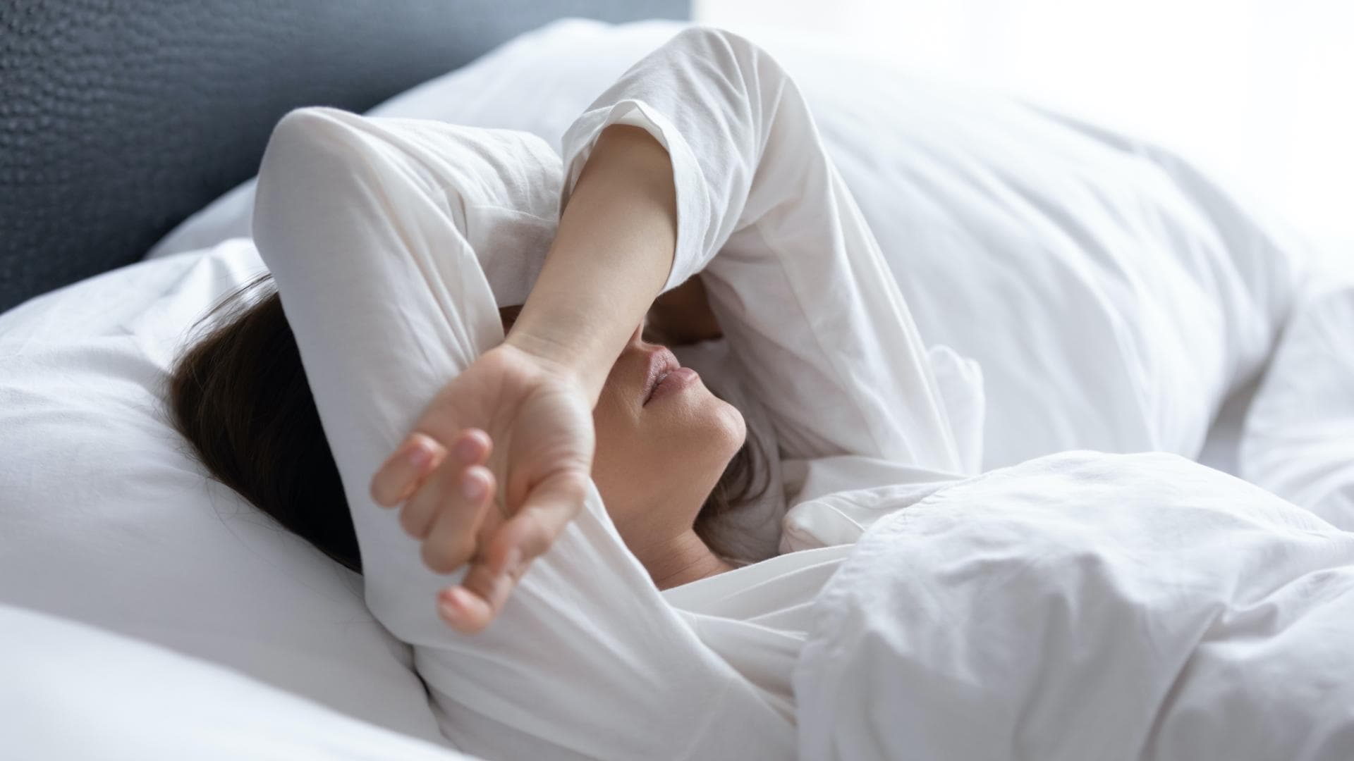 Kranke Frau liegt im Bett