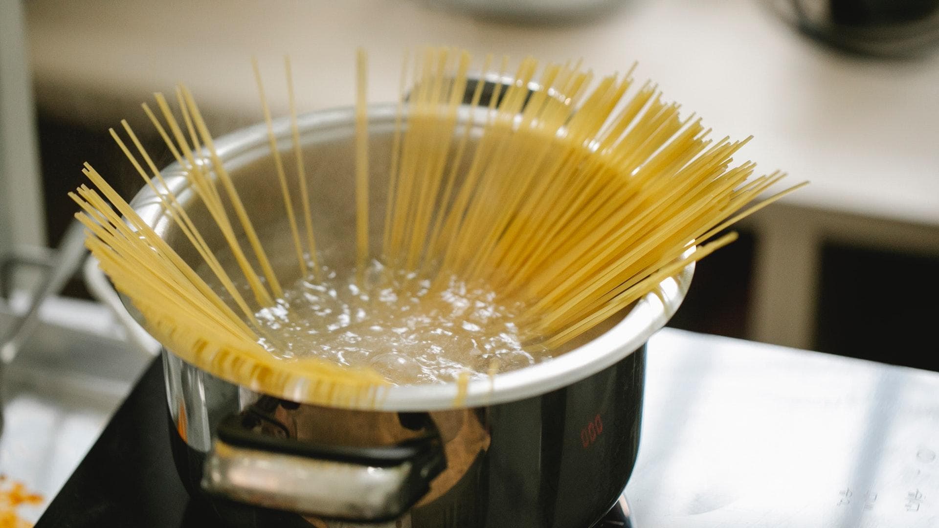 Spaghetti im Kochtopf