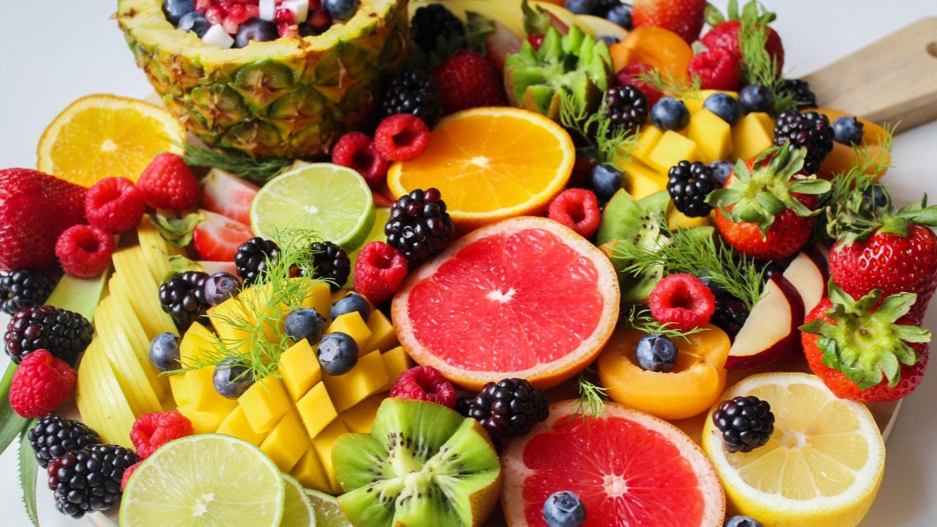 Obstteller mit verschiedenen Früchten Obstteller mit verschiedenen Früchten