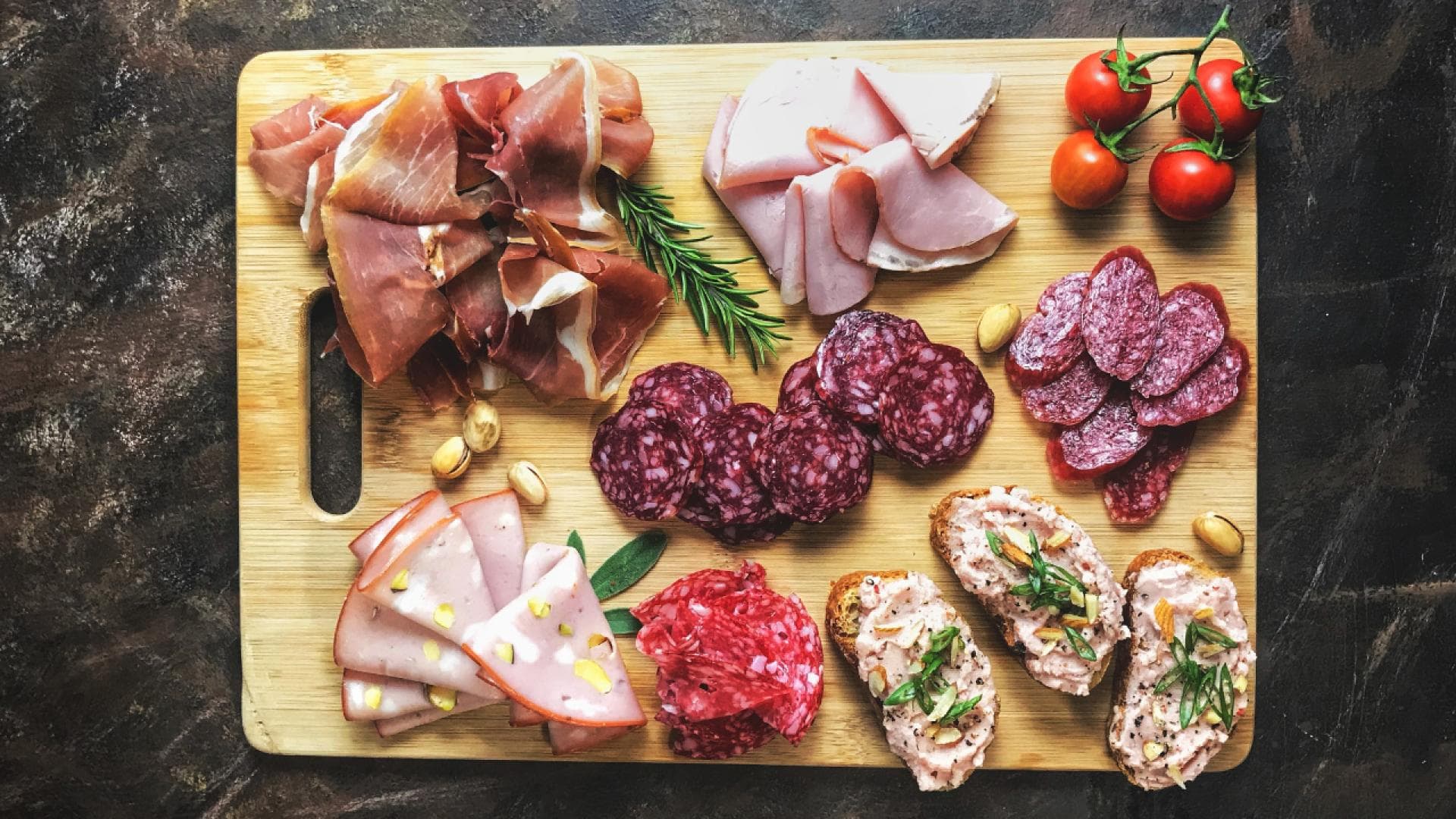 Wurstplatte mit Salami und Schinken