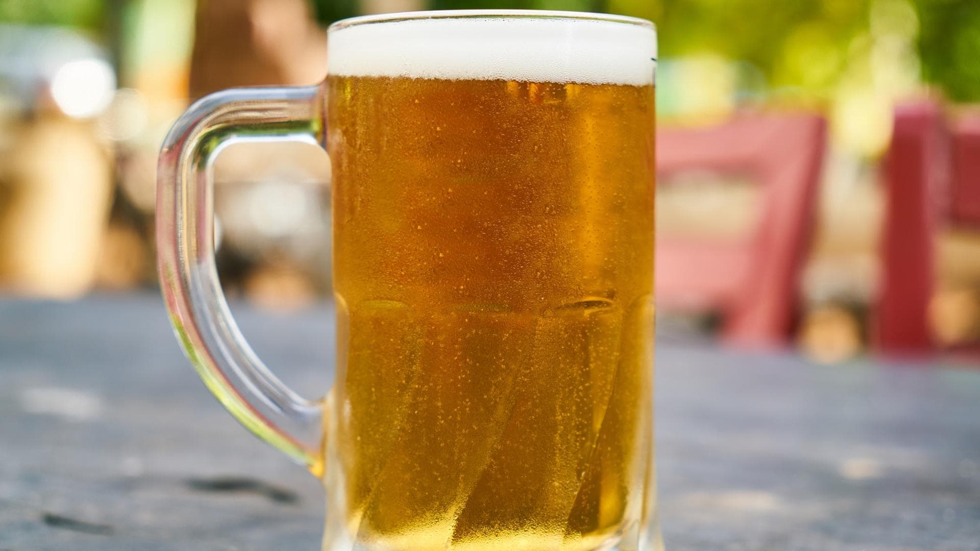 Glas Bier auf einem Holztisch