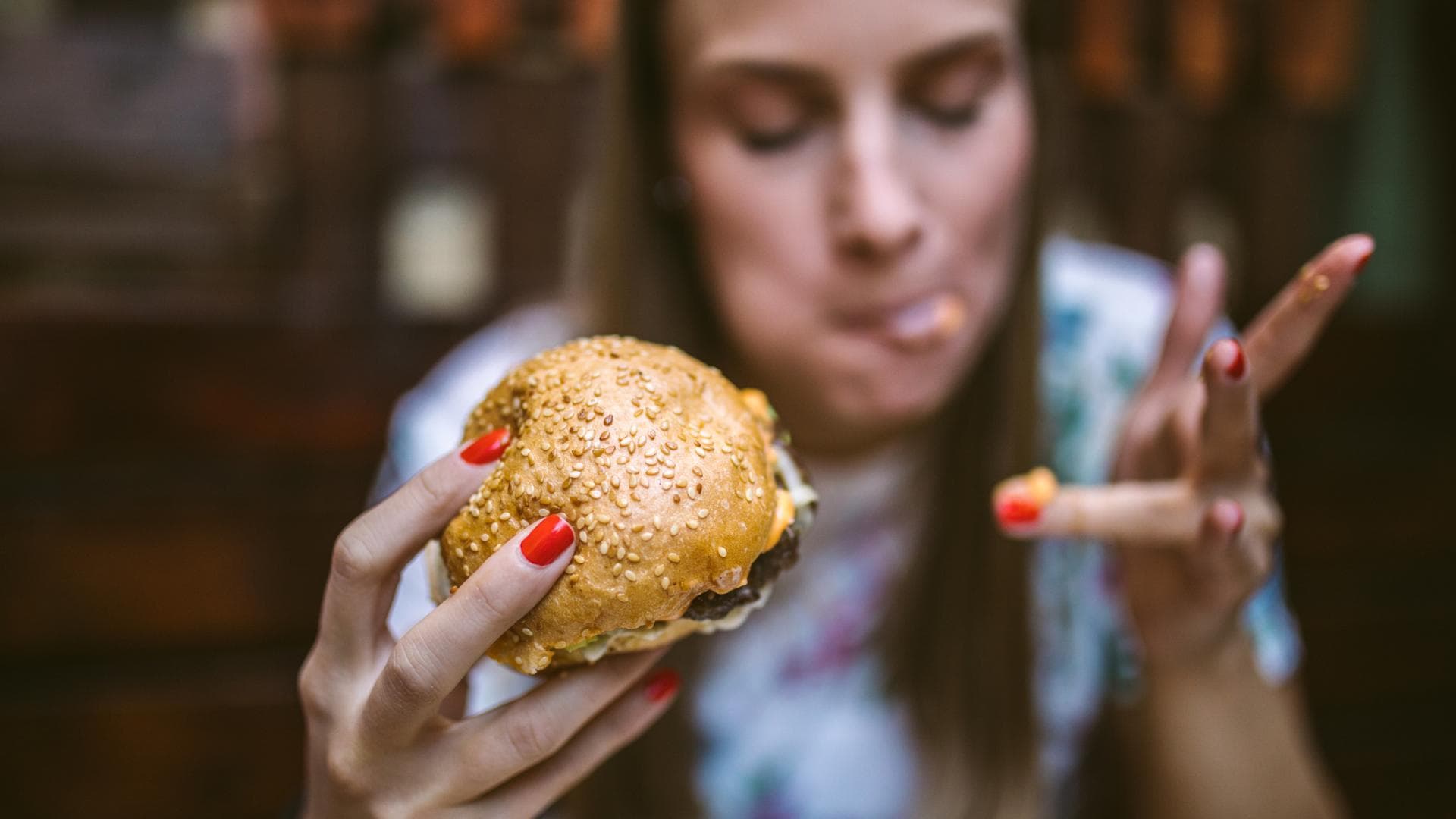 Frau isst Burger