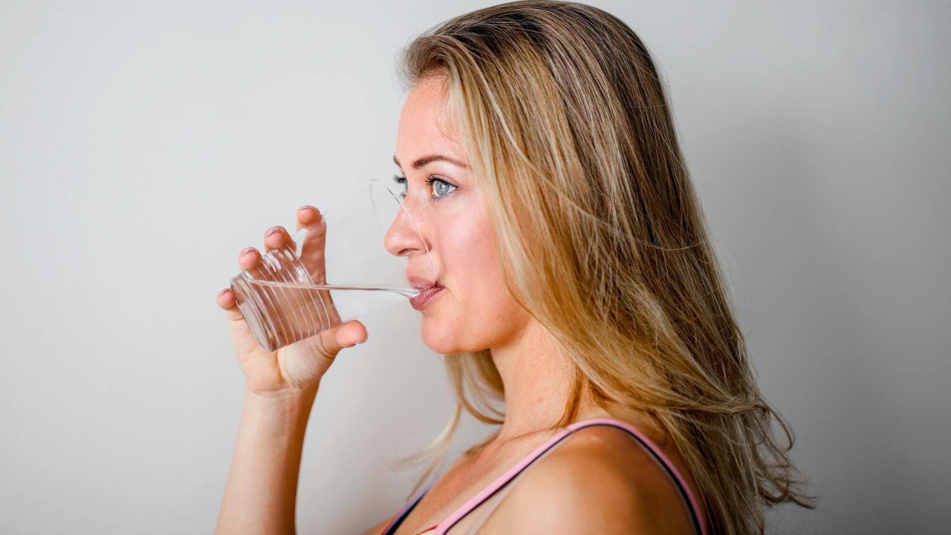 Frau trinkt Wasser