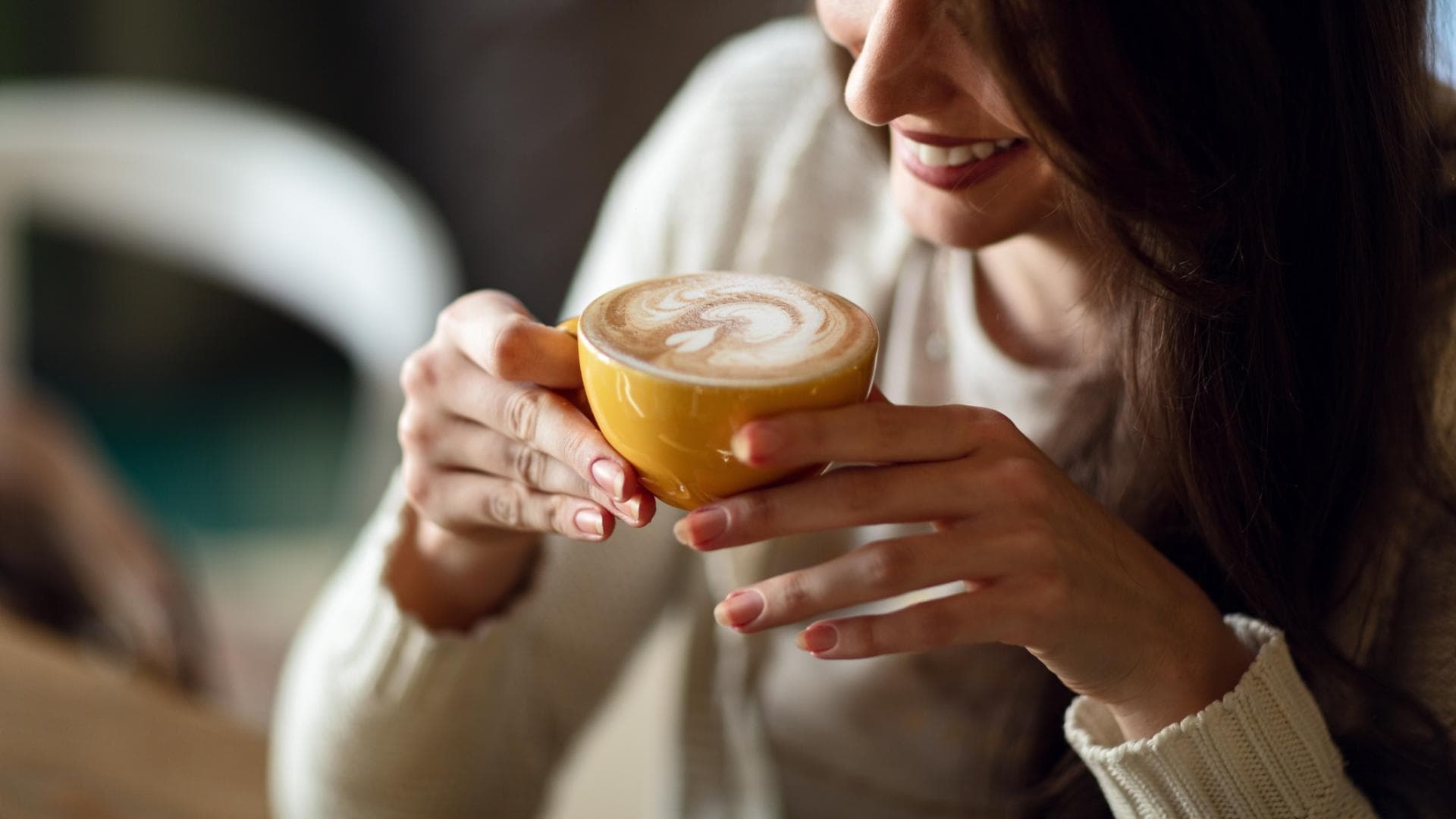 Frau trinkt Kaffee