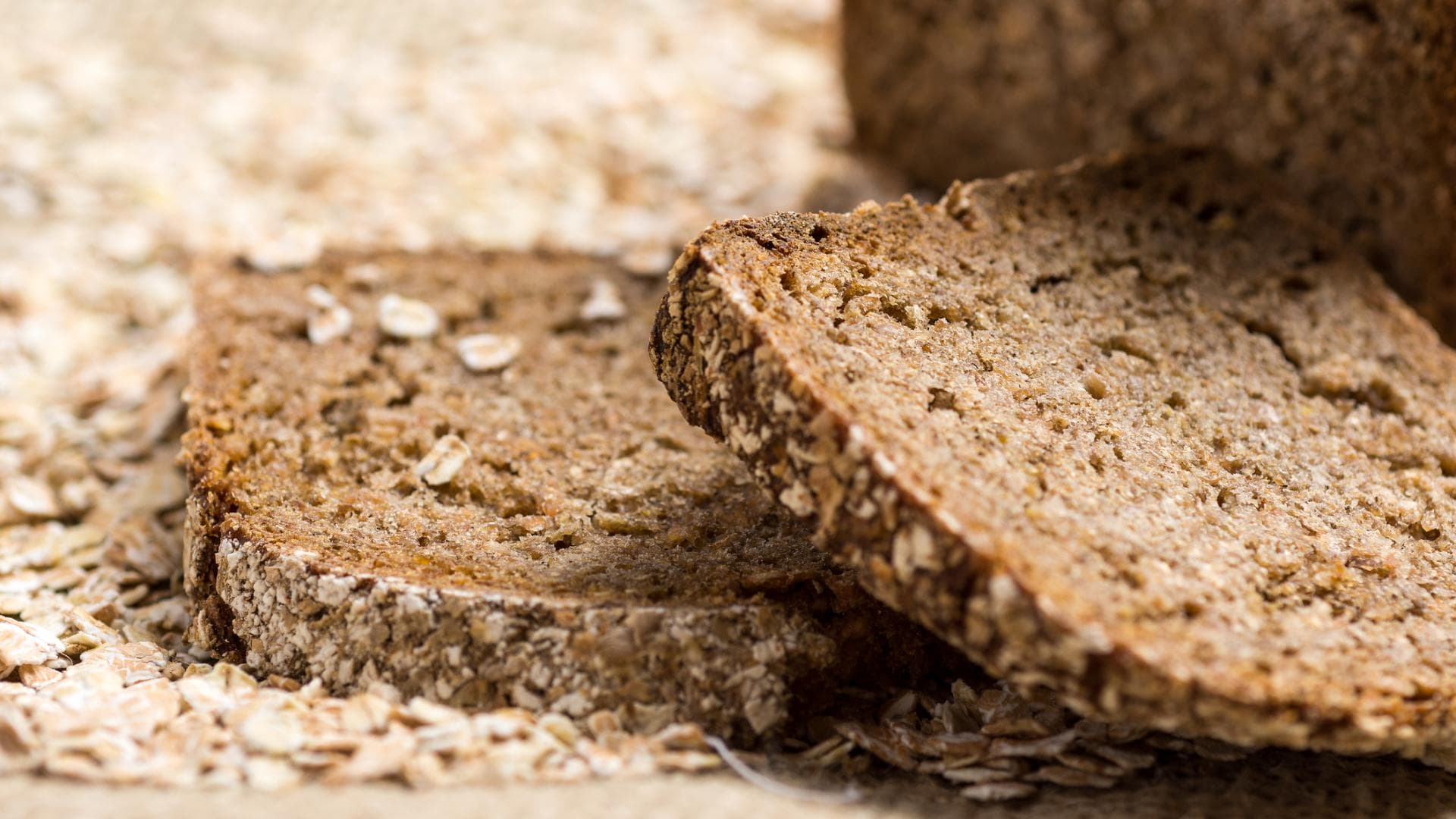 Brotscheiben und Haferflocken