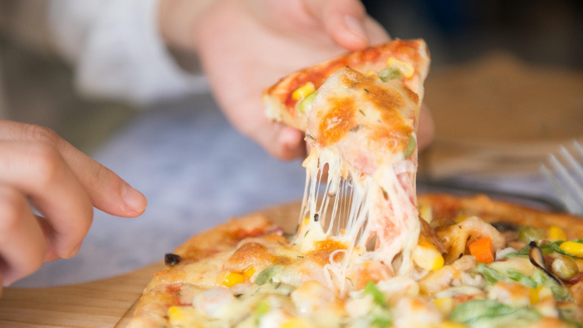 Ein Stück Pizza mit Käsefäden