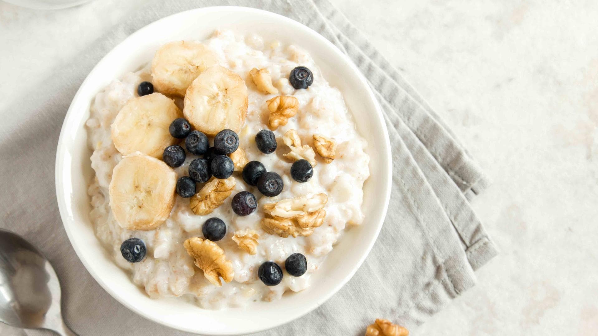 Porridge mit Beeren und Bananen