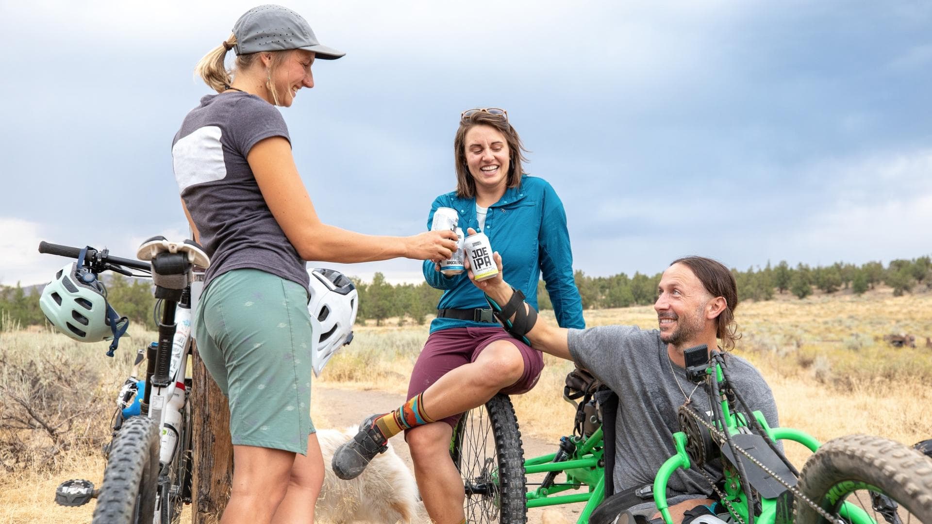 Radfahrer trinken Bier in der Pause