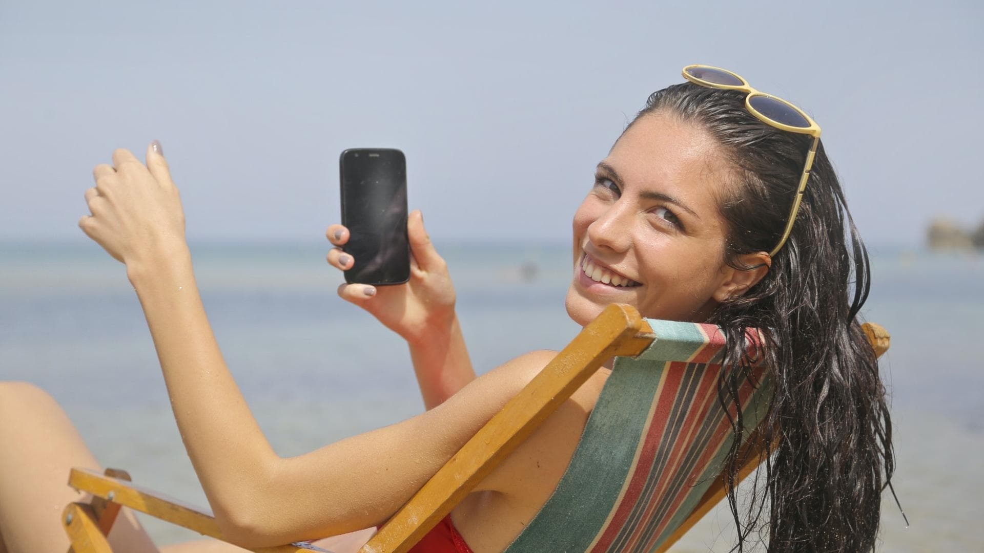 Frau sitzt am Strand