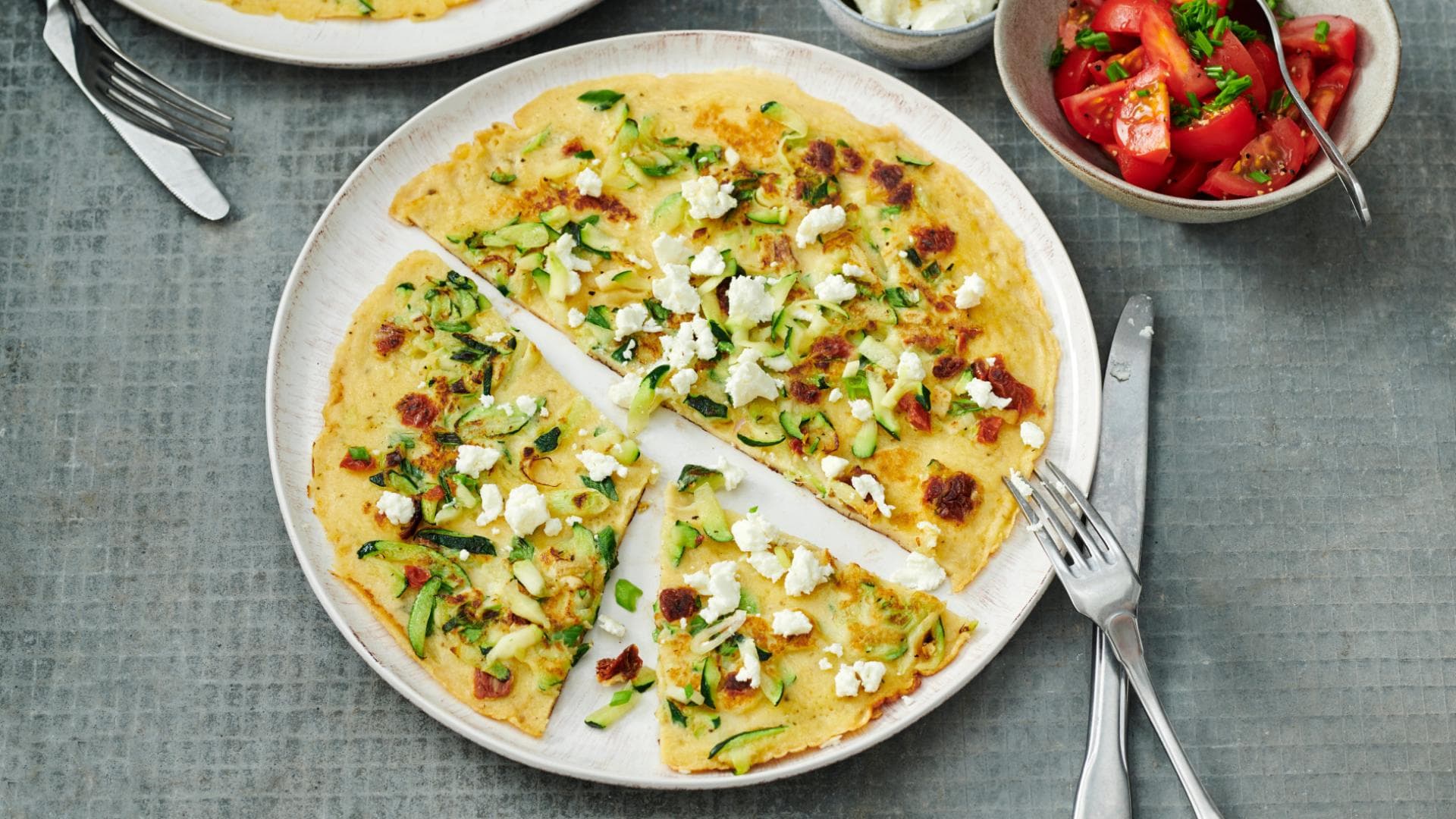 Zucchini-Pfannkuchen mit Schafskäse und Tomaten