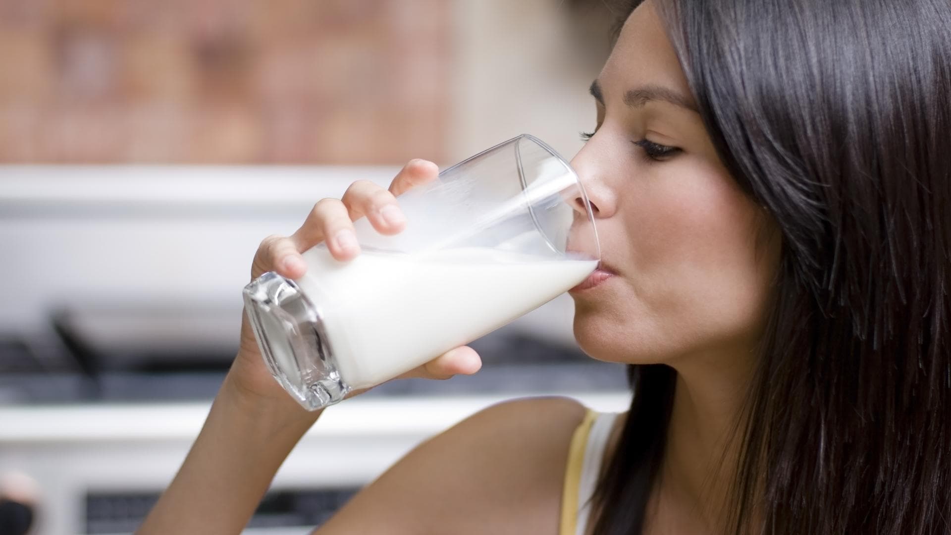 Frau trinkt Milch
