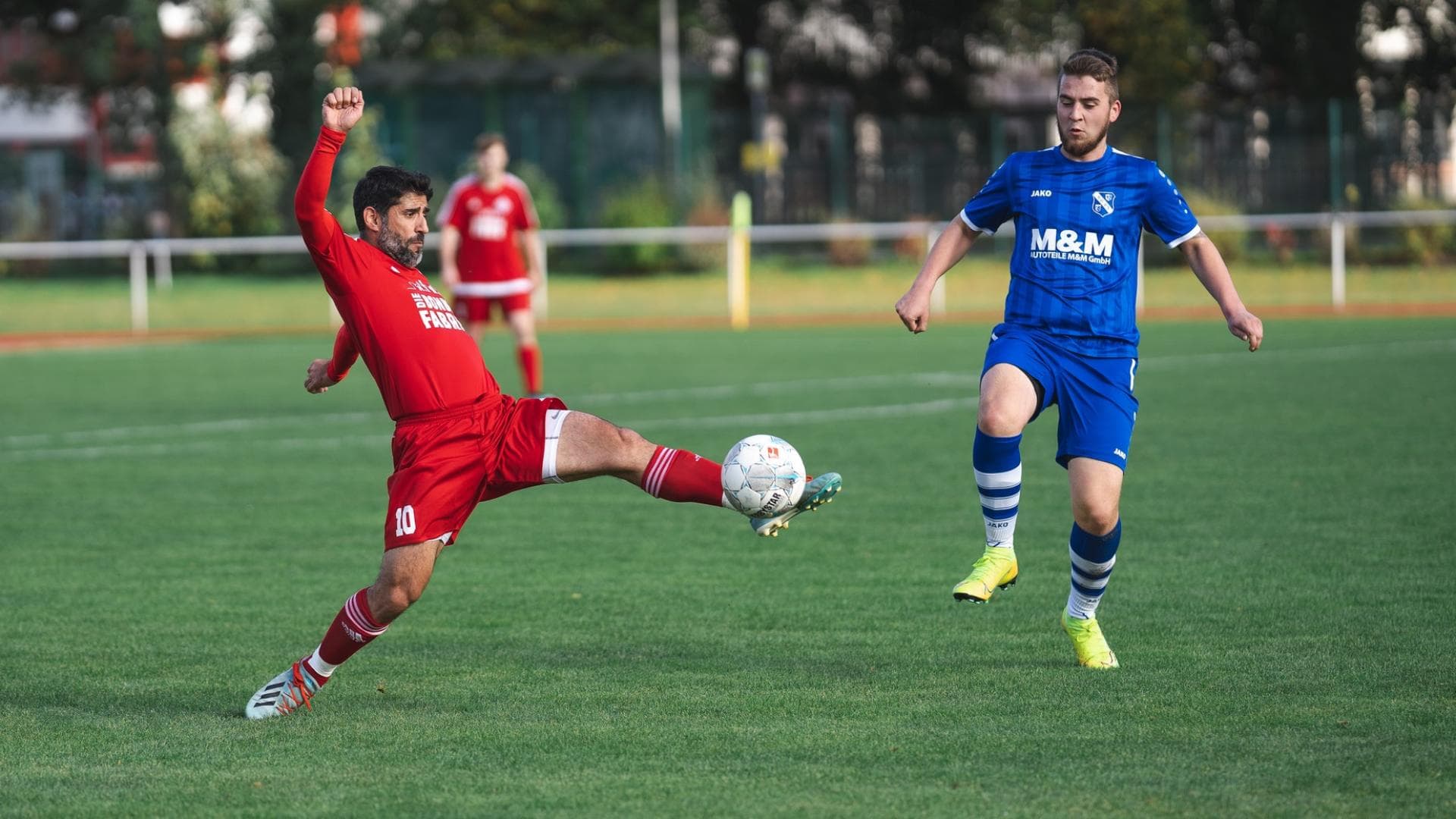 Zwei Fußballer im Zweikampf