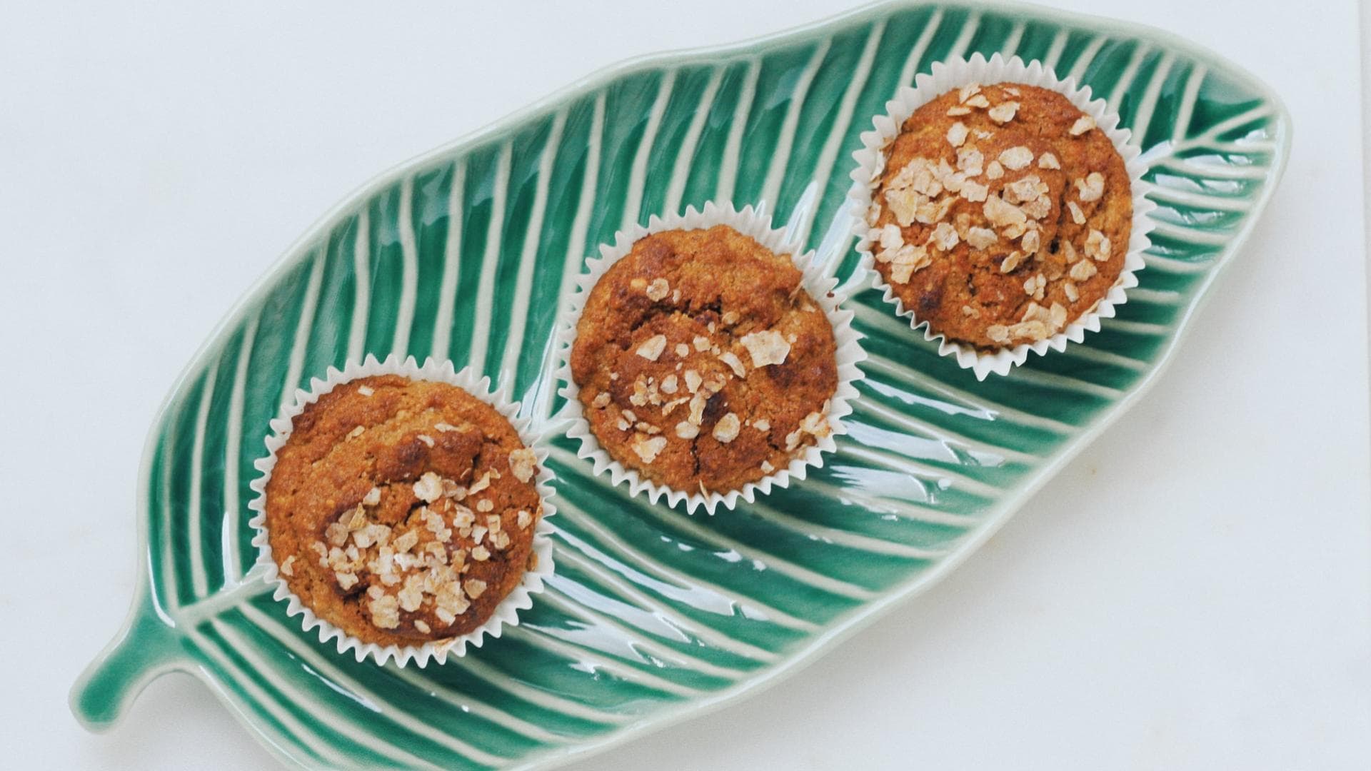Drei Haferflockenmuffins auf einem blattförmigen Teller Drei Haferflockenmuffins auf einem blattförmigen Teller