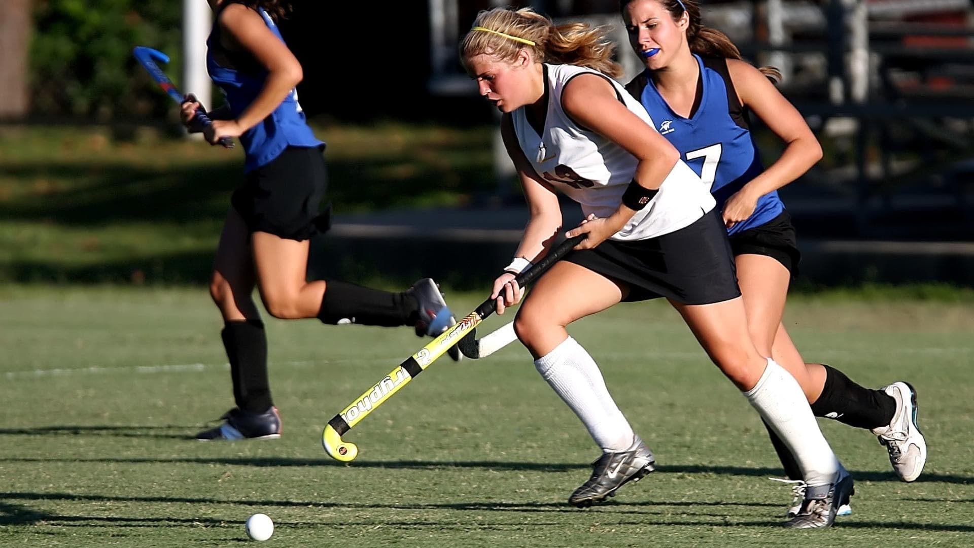 Frauen spielen Feldhockey