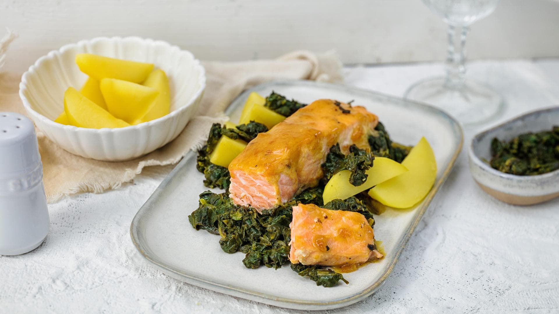 Lachs mit Aprikosenglasur auf Spinat 