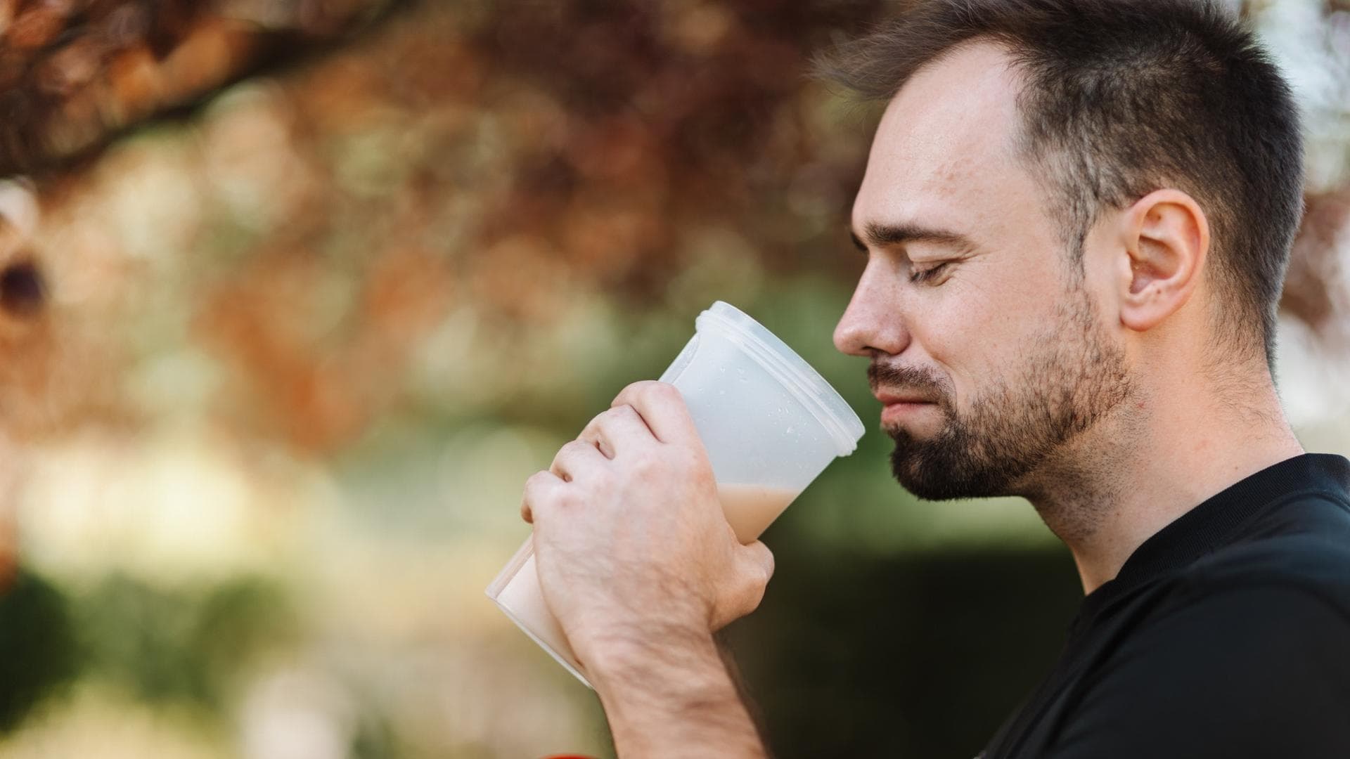 Mann trinkt Proteinshake