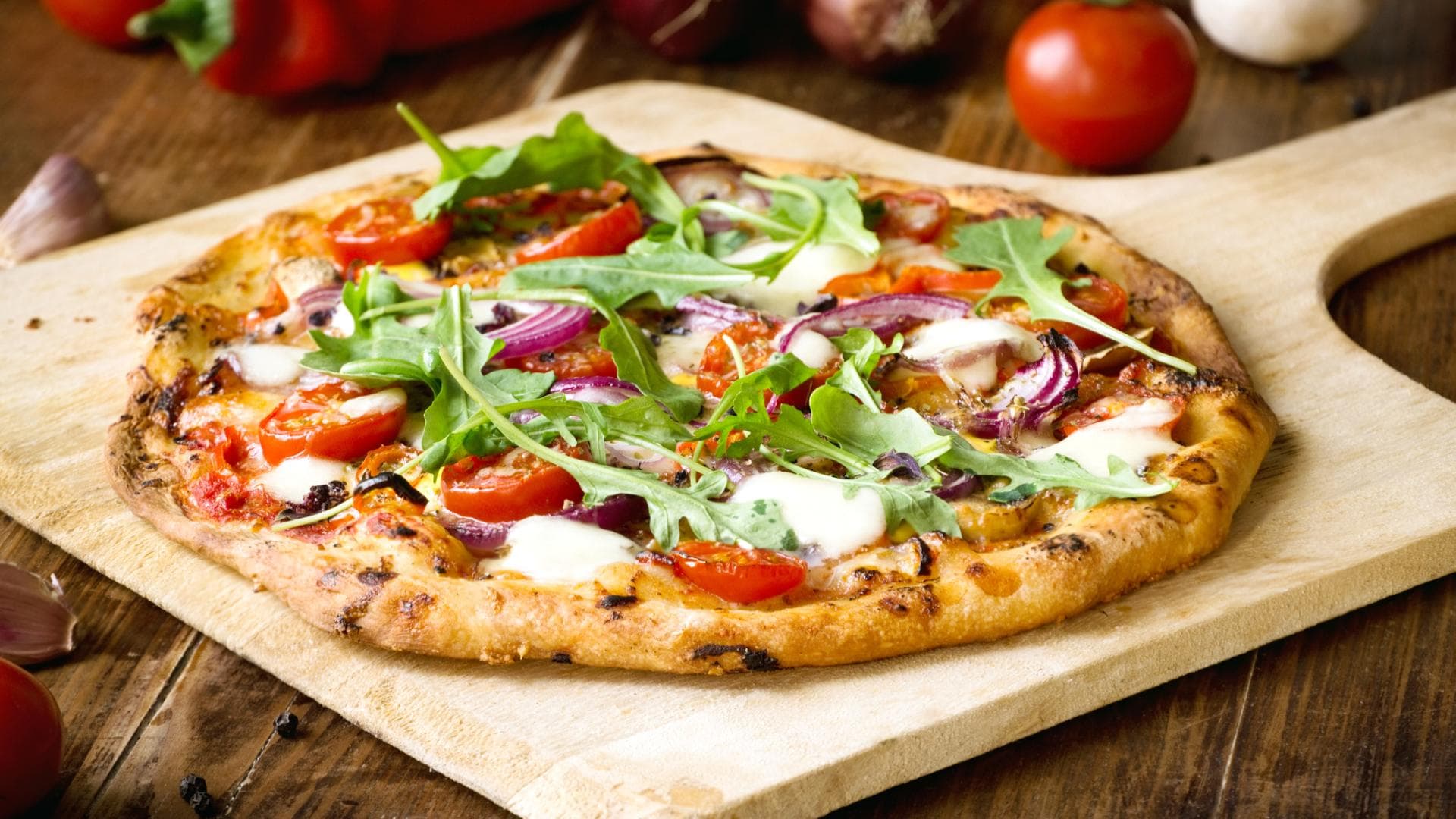 Pizza auf einem Brett