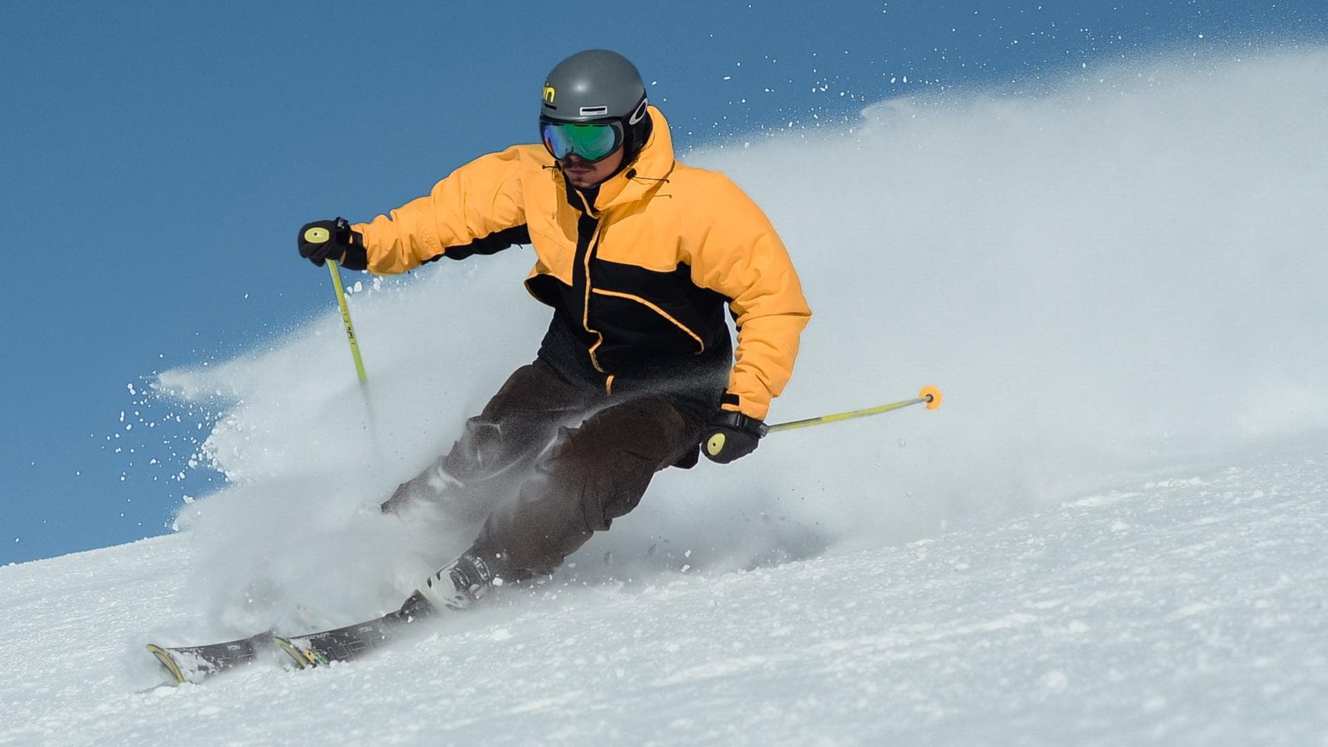 Mann fährt Ski im Schnee