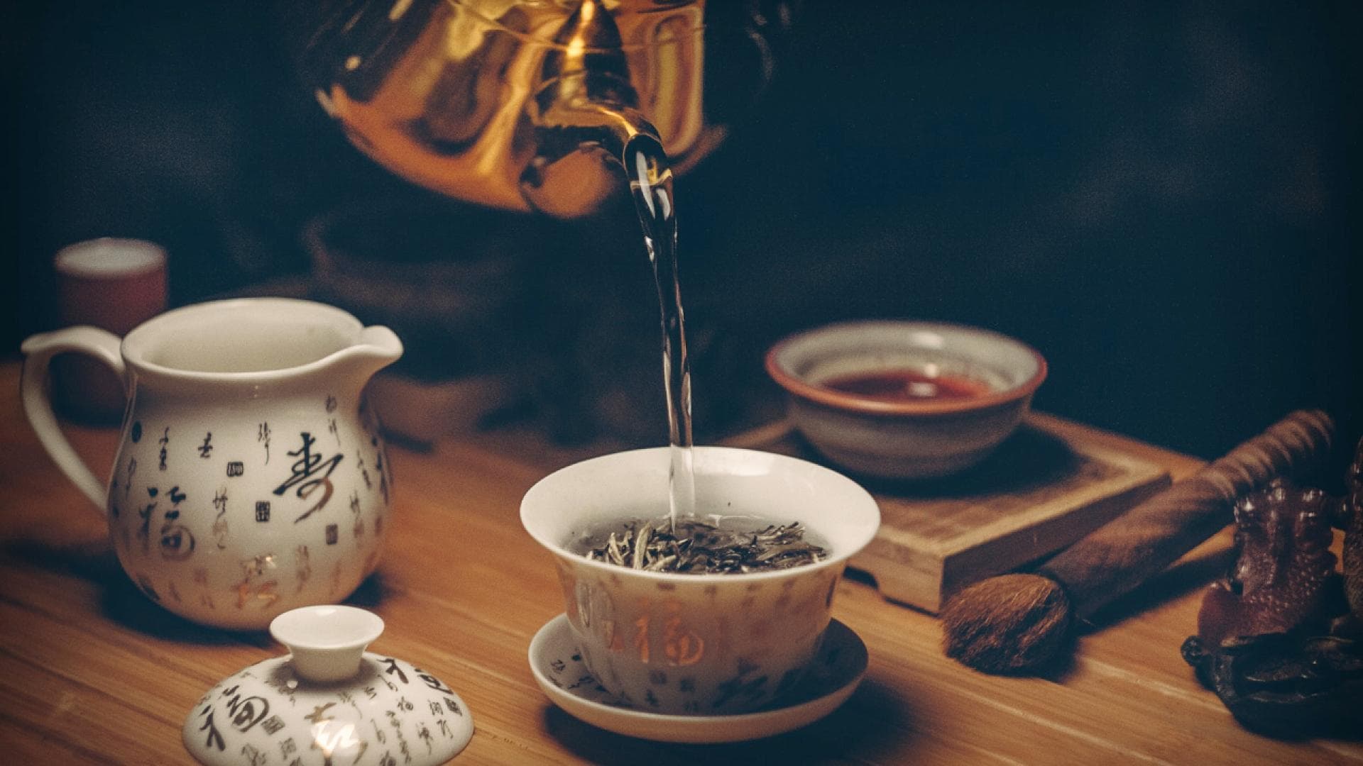 Tee wird in eine Tasse gegossen