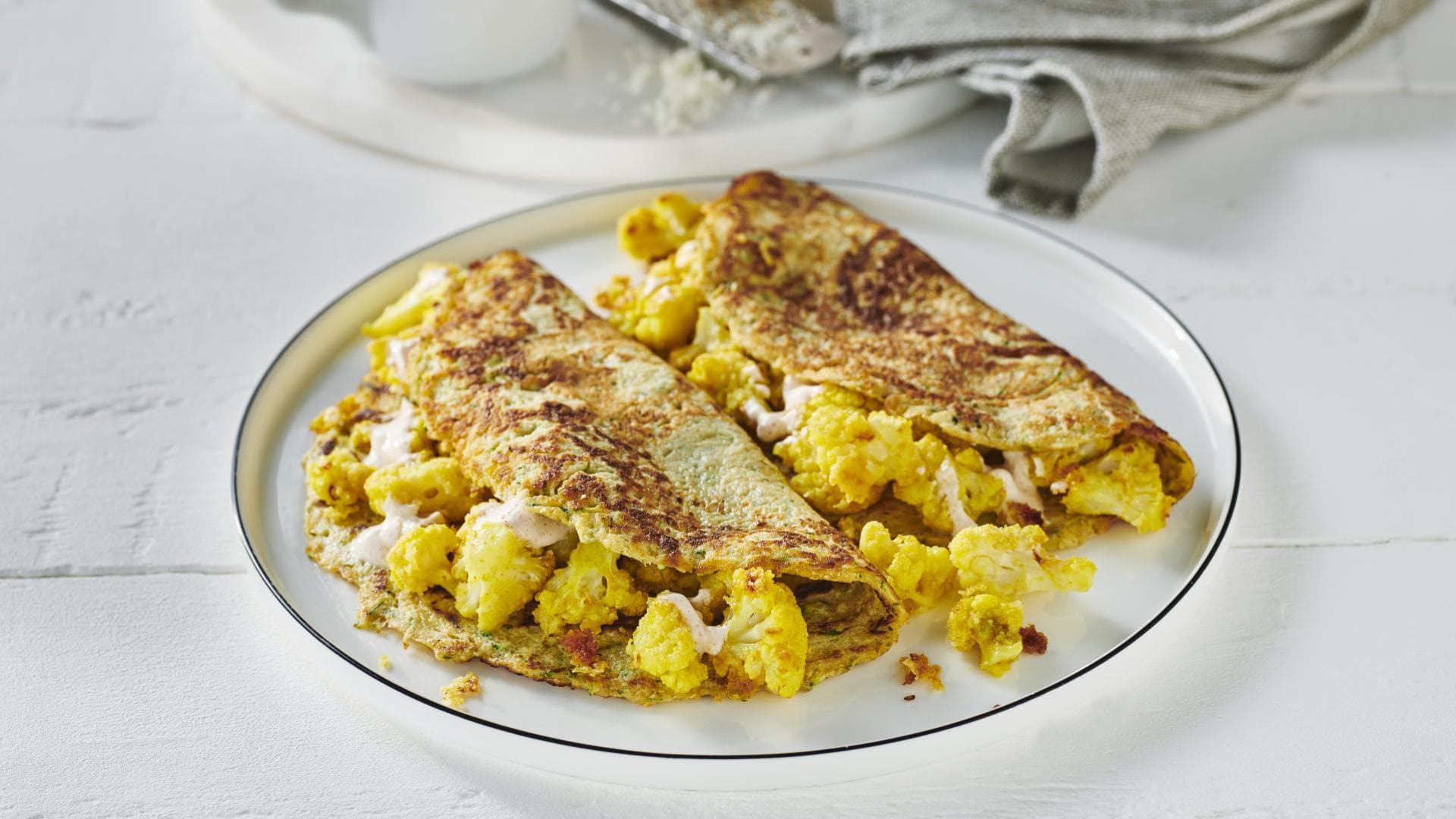 Zucchini-Crêpes mit geröstetem Kurkuma-Blumenkohl