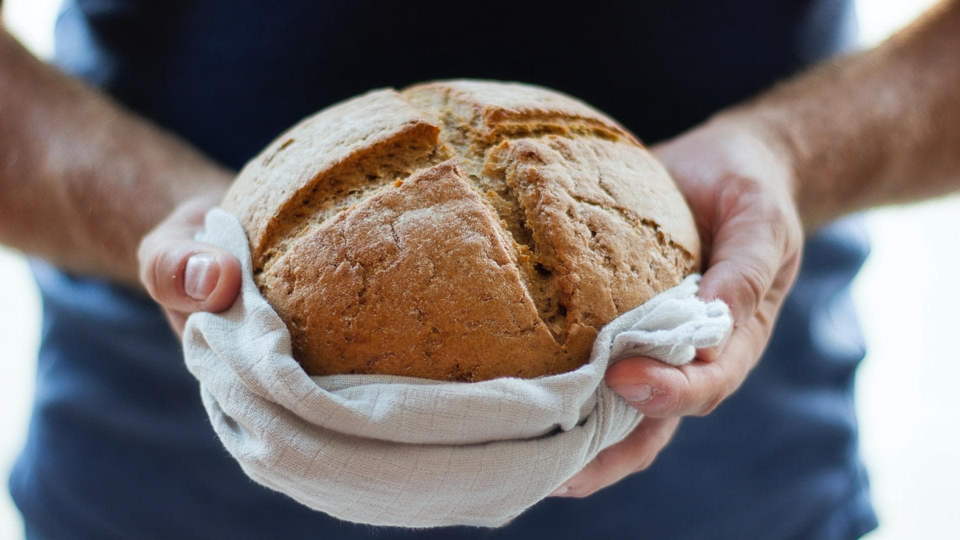 Person hält Brotlaib in den Händen