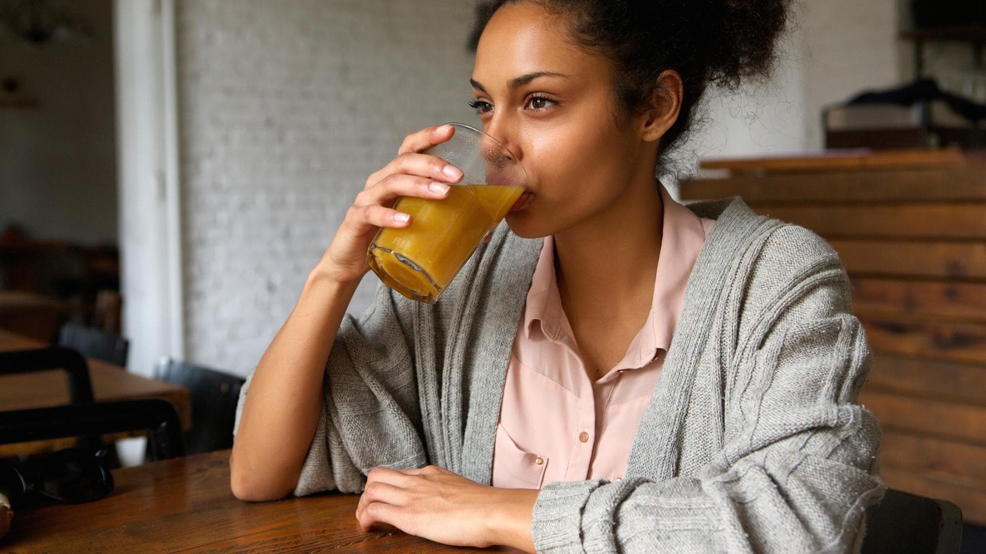 Frau trinkt Saft