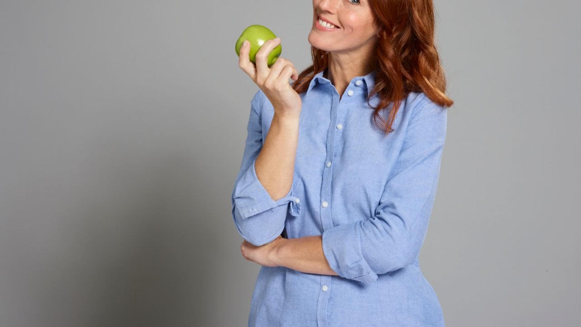 Frau mit Apfel in der Hand
