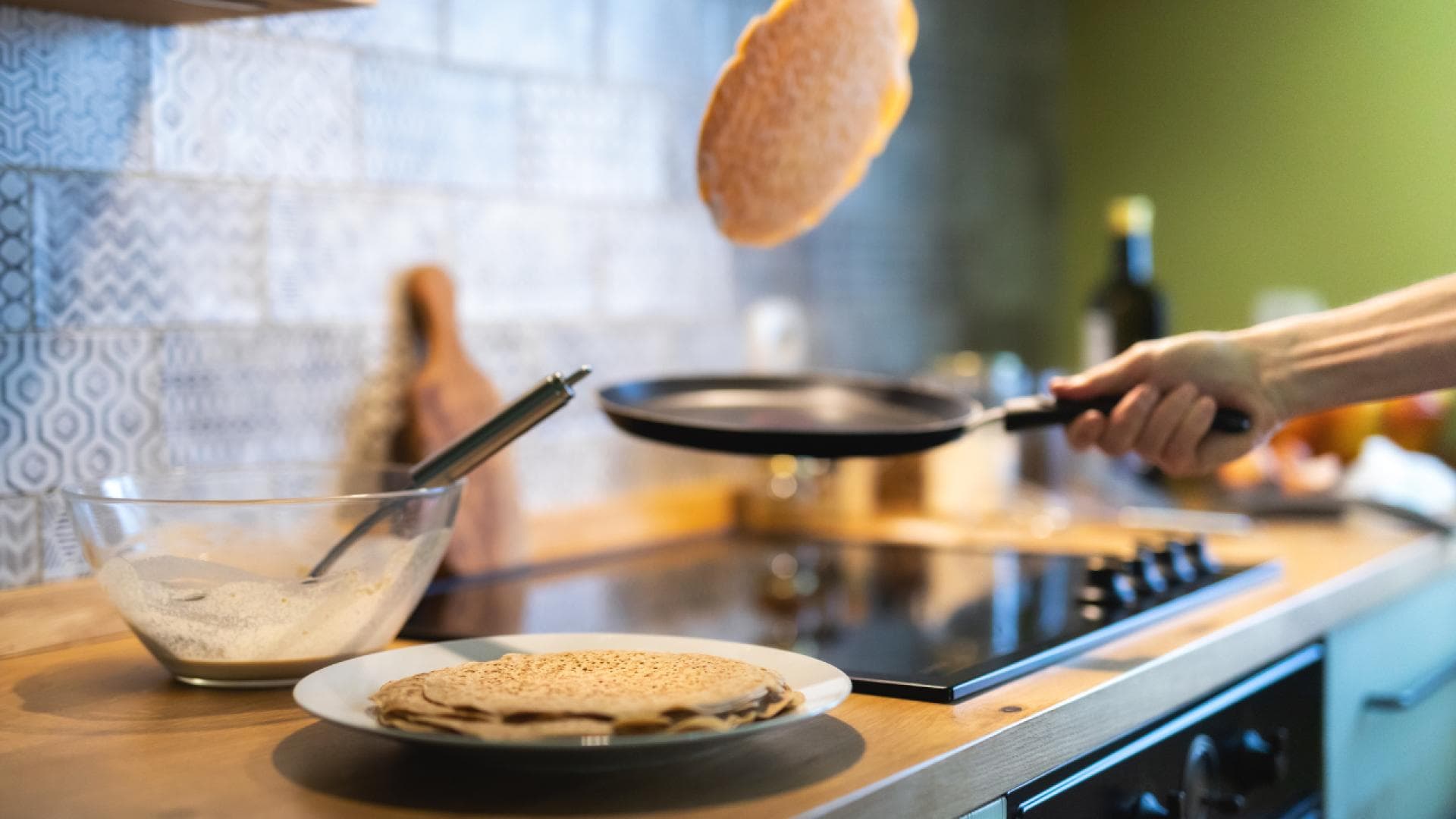 Ein Pfannkuchen wird in der Luft gewendet Ein Pfannkuchen wird in der Luft gewendet
