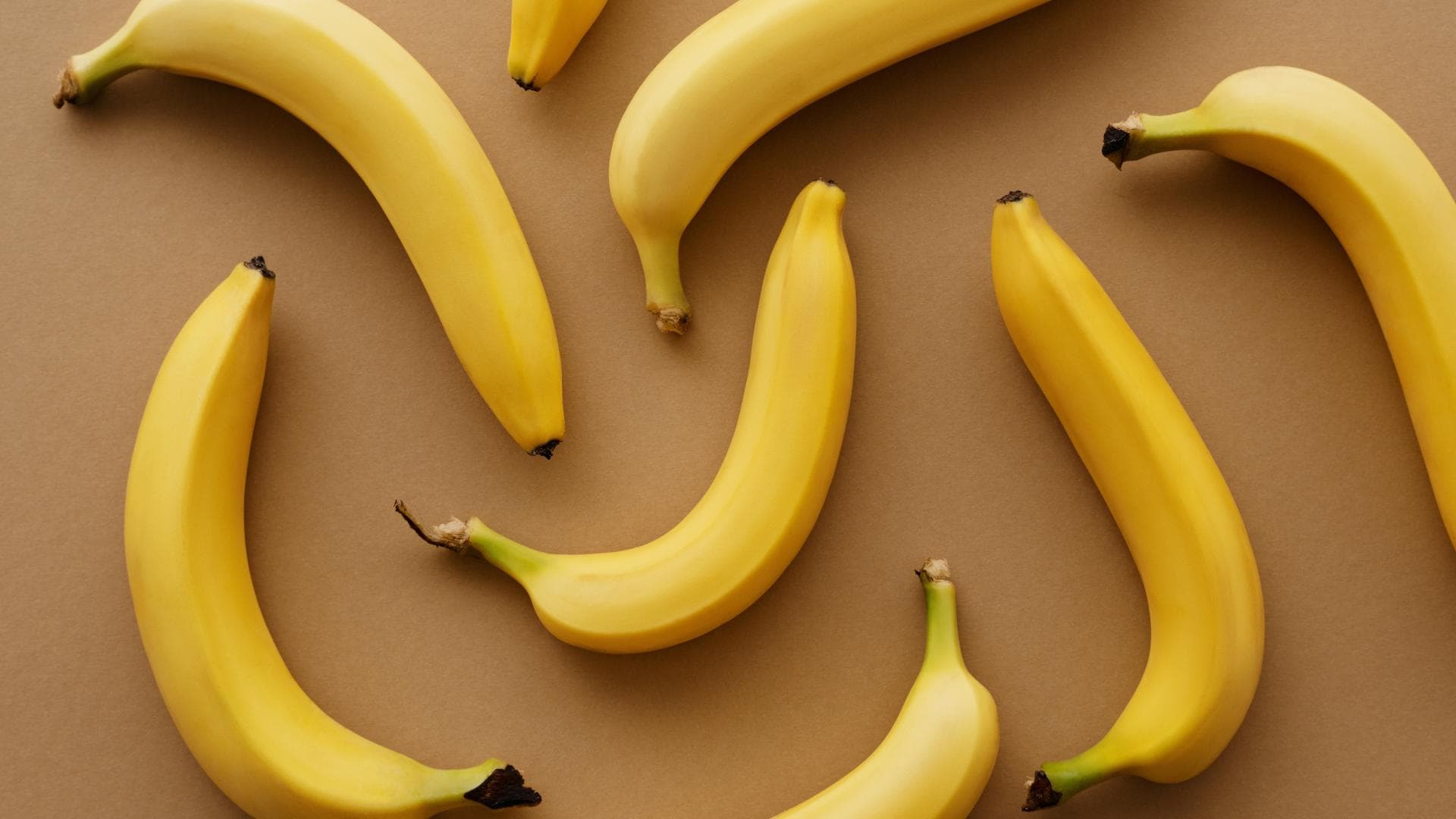 Bananen sind reich an Tryptophan, das unser Körper in Serotonin umwandelt. Bananen